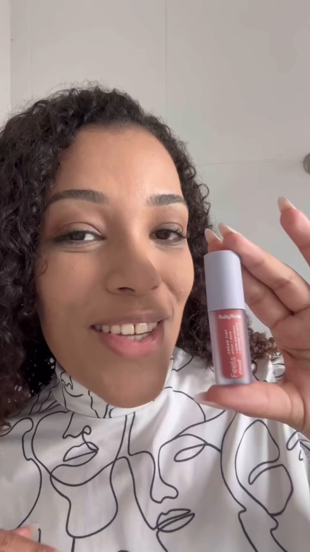 Cream Tint Feels Mood - Rust C60 da @rubyrosebrasil ❤️🥰

Esse produto é multifuncional, pode ser usado como batom e sombra como mostrei no vídeo. Mas também dá para usar como blush. 

Possui manteiga de Karité, ácido hialurônico, vitamina E. Confere hidratação aos lábios e alta pigmentação. 

Fica sequinho na boca e não transfere com facilidade. Depois de almoçar ele sai só um pouco do centro dos lábios. 

Eu amei e você? 🥰❤️ 

#autocuidado #maquiagem #rubyrose #autocuidado❤️ #maquiagemx #maquiagemévida #batomliquidomatte #batom #sombra #blush #creamtint #beleza #belezafeminina #belezaesaúde #tendência #pelesaudável #pirai #peleoleosa #piraí #voltaredondarj #barramansarj #pinheiral