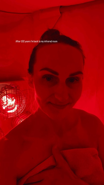 Absolutely love my red light sessions. It was on pause since i got pregnant but 3 months pp and i’m ready for it (while the baby naps.)

#infraredlight #infraredsauna #heattherapy #redlighttherapy #momselfcare #postpartumcare

#LTKmomlife #LTKselfcare #LTKHome