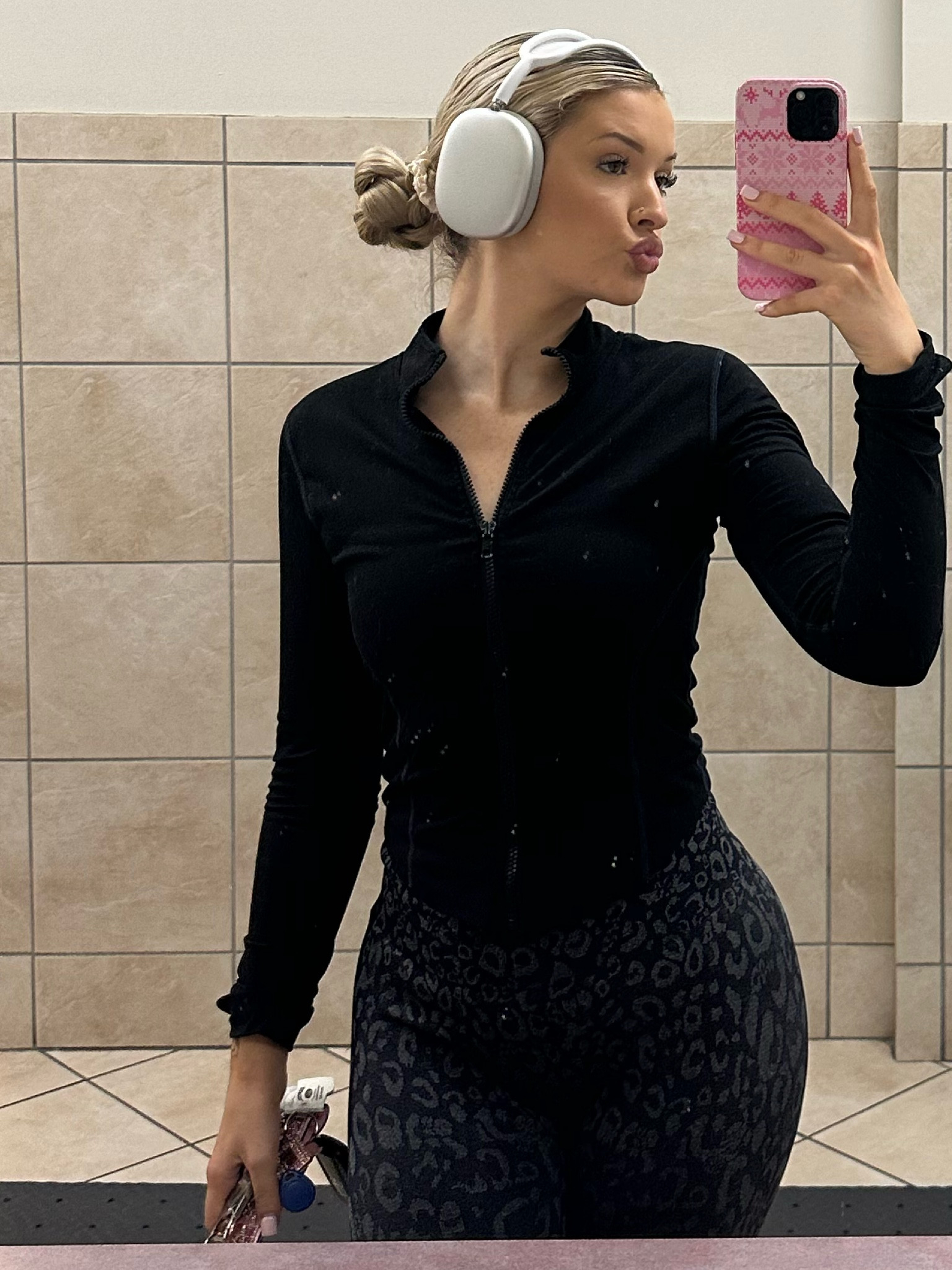 gym fit 🎀💪🏼
these are one of my favorite leggings because of the fit, they are squat proof & super comfortable and they stay put when working out. 