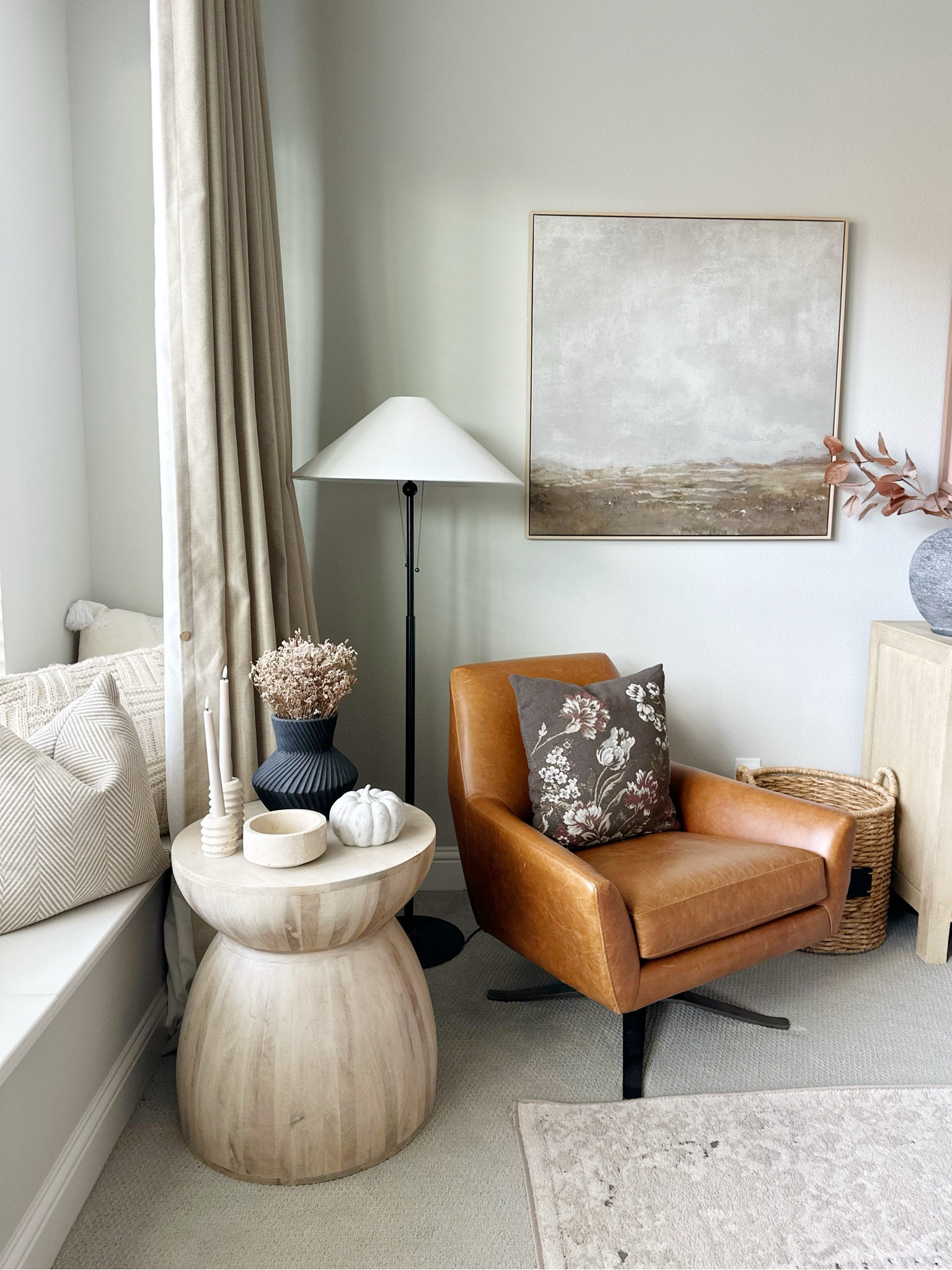 Neutral seating area - organic modern decor 