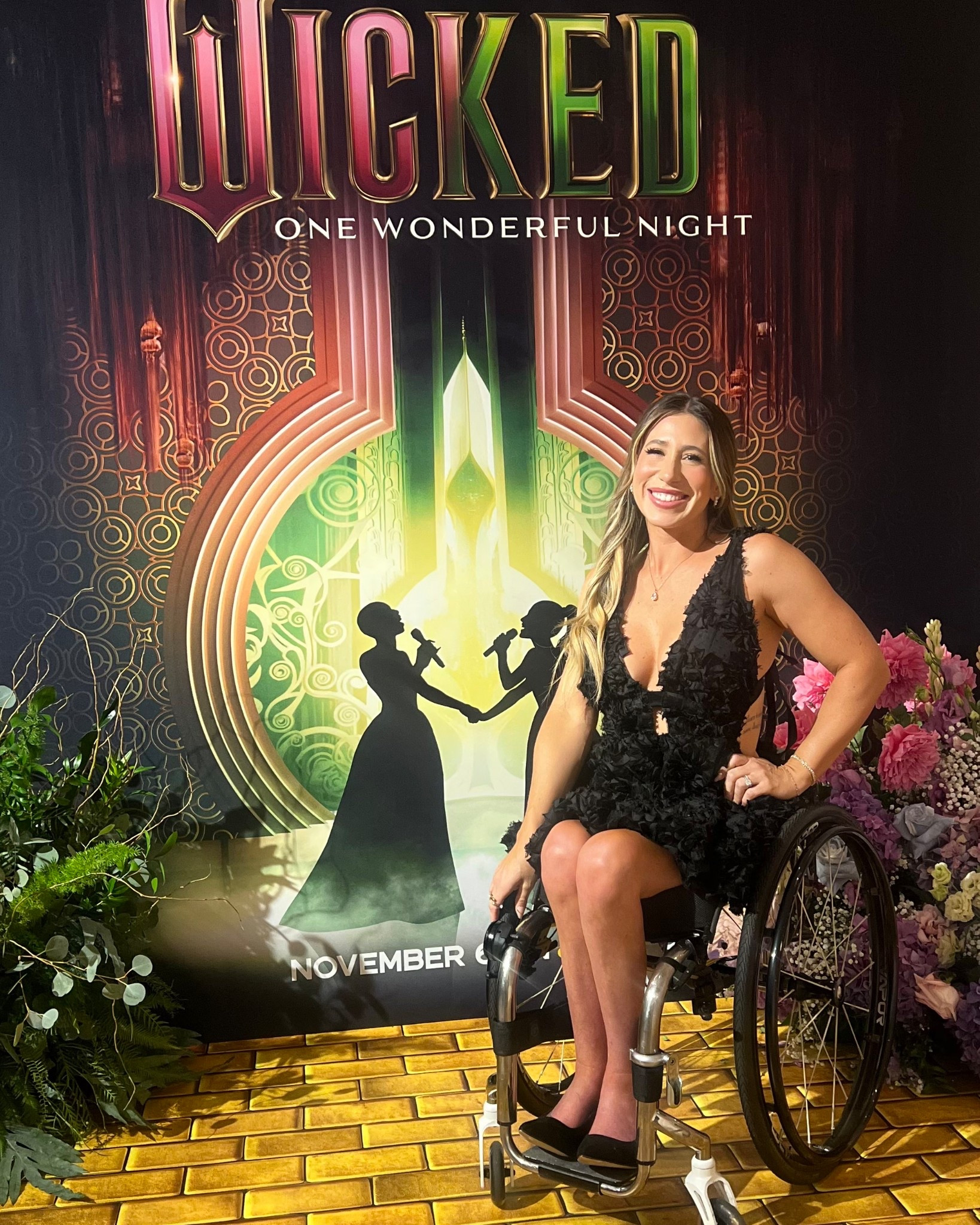 Channeling my inner #elphaba #wicked 💚🩷 Linked the dress I wore here! This dress would be perfect for #holidayseason too

#LTKParties #LTKHoliday #LTKSeasonal