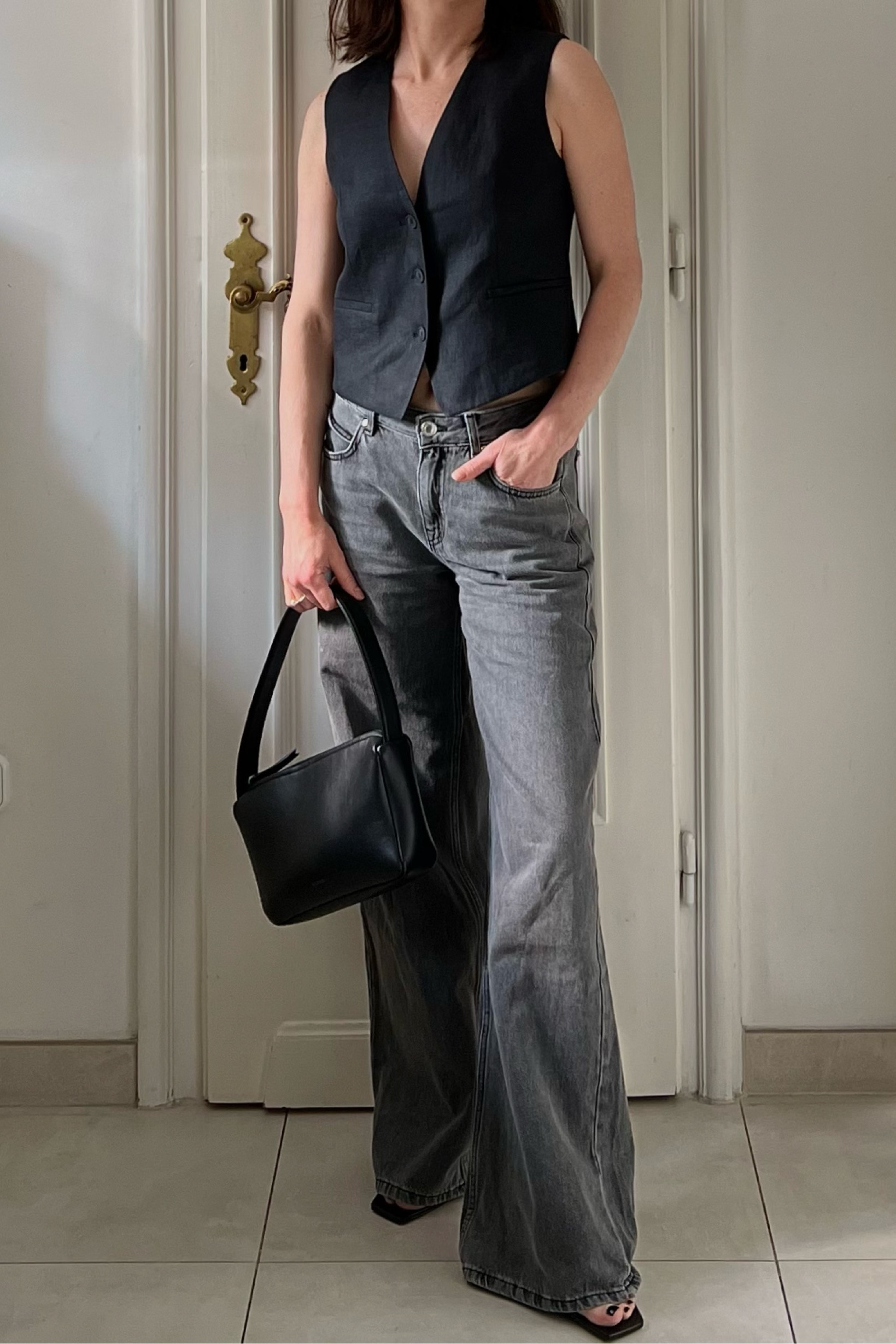 Easy minimal outfit
Wide-leg jeans, baggy jeans, waistcoats, black waistcoat, heels, sandals, black handbaggs, spring look, summer look, waistcoat outfitt#LTKspring 

#LTKsummer #LTKuk