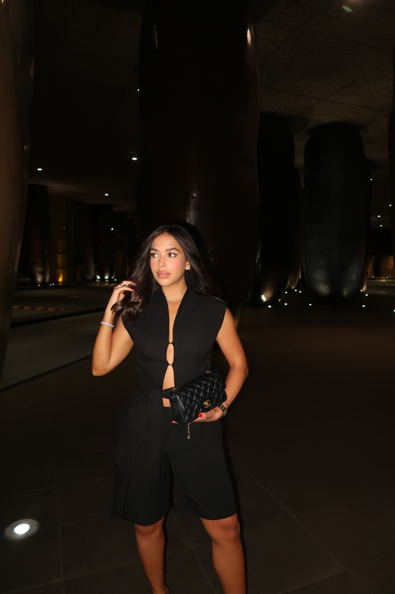 Outfit of the night ✨
El top esta sold out en negro pero se los deje en blanco, es hermoso este top!! La calidad es increible y se puede usar con y sin el cinturon y de ambas maneras se ve bellisimo! Top y shorts size S
Heels true to sizee