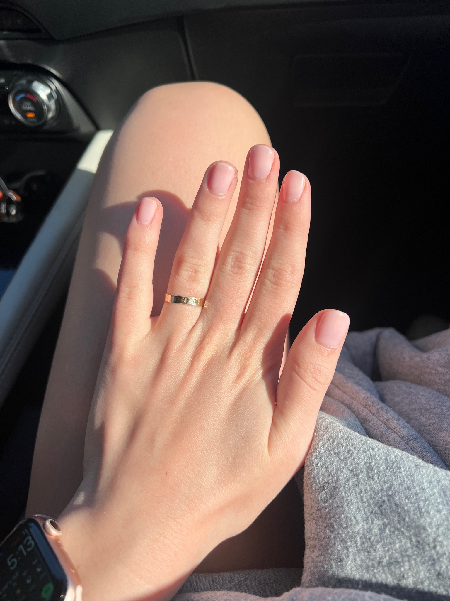 My favorite neutral nail combo! 1 coat of OPI bubble bath & 2 coats of OPI love is in the bare 💅💓