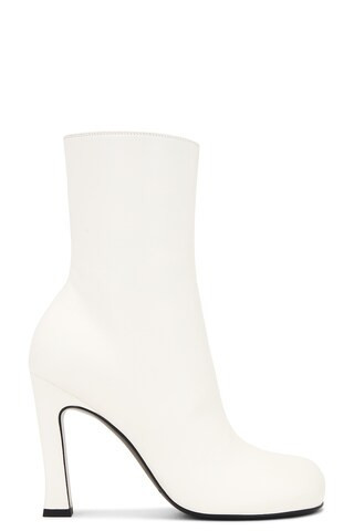 Bottega Veneta BOOTS in Weiß - White. Size 39.5 (also in 36.5, 38.5, 40, 41). | FWRD 