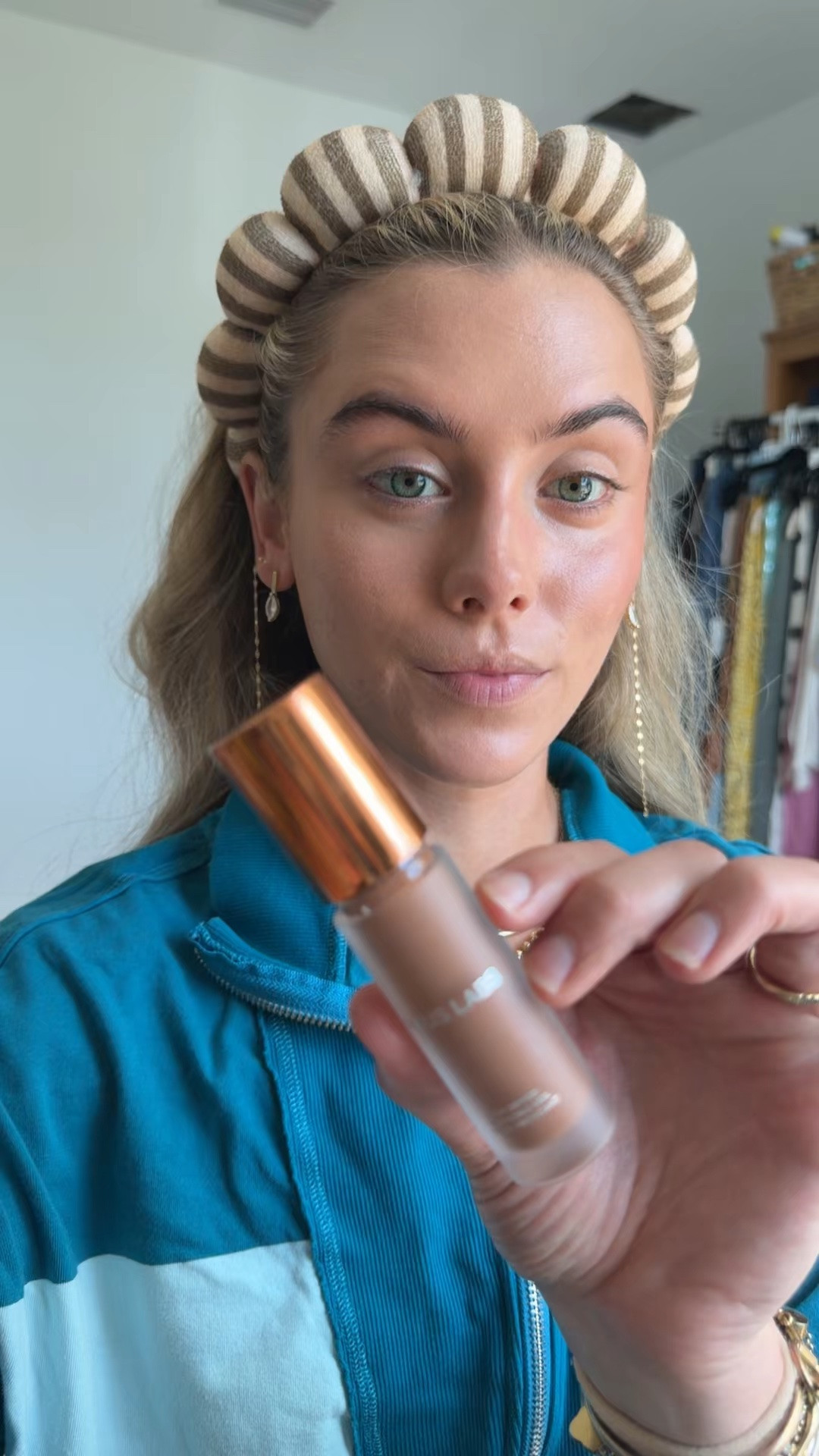 Haus labs shade sand. This waterless formula hydrates and strengthens the skin barrier while it wears. It's waterproof, sweat-proof and humidity-proof, wearing evenly for up to 12 hours. Formulated with Fermented Arnica, Wakame Extract, Coastal Succulent Extract and Hyaluronic Filling Spheres for a smooth, healthy-looking glow.