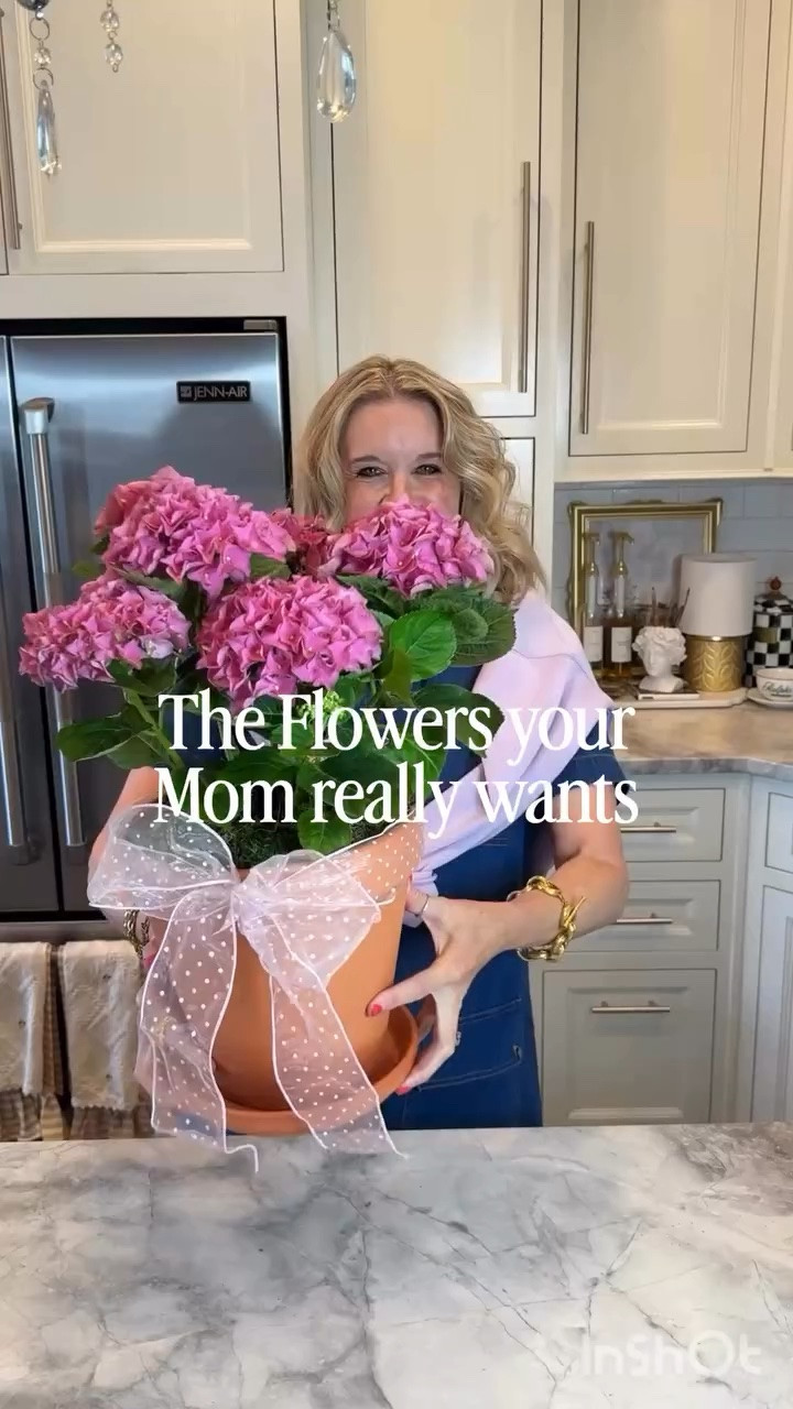 — Easy Gift Idea—

Flowers🌸 your mom really wants…

You can put this gift together in minutes and she’ll enjoy ALL Summer long🪴🪏

You’ll need:
-Clay Pot
- Potting Soil 
-Hydrangea Plant or Her Favorite Flower
-Moss
- Pretty Ribbon

🎀 Save to reference later
❤️Follow for more
➡️ Share with a friend 

Want to order online for pick up or same day delivery?
Shop below



#diygift #midlifestyle #mothersdayflowers #uniquegiftideas