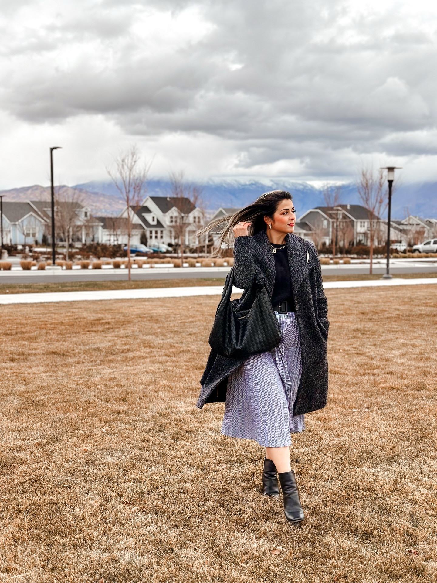Winter style is all about elegant layers and timeless pieces.
This black bag from @urbanexpressions Urbanexpress adds a refined touch to a chic winter look, whether styled with or without a coat.
A classic accessory that elevates the outfit effortlessly.

@urbanexpressions 
.
.
.
.
.
.
.
#elegantstyle
#classicfashion
#winterfashion
#styledetails
#fashioninspo

#LTKdayinmylife #LTKselfcare #LTKgrwm