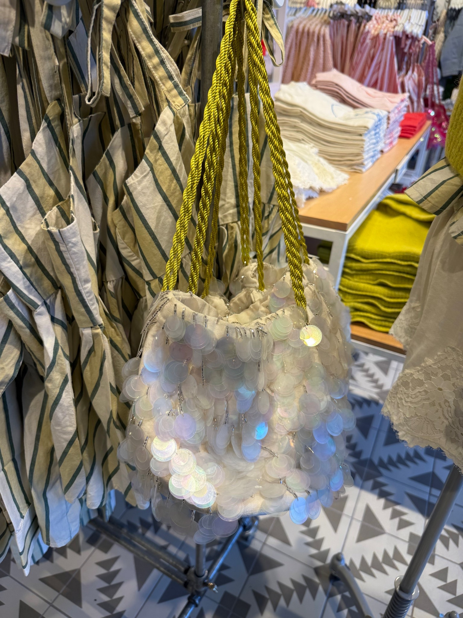 Also ordered the hot pink version of this bag!