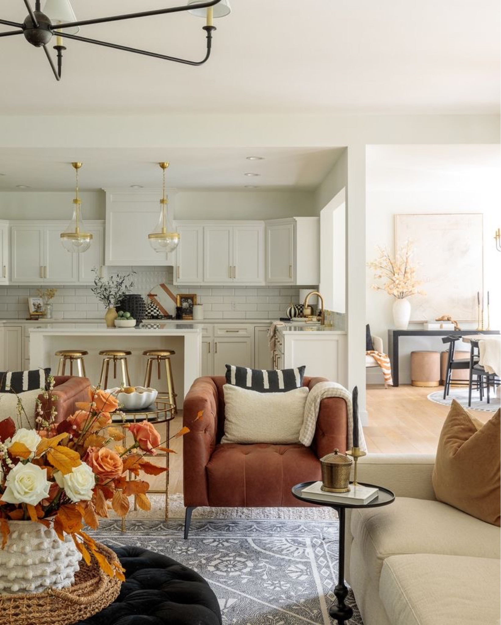 Living room inspiration!🖤 

Designer: @micahabbanantodesigns
#timelesswithanedge
#micahandco