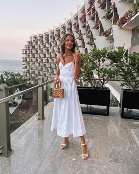 the perfect little white dress for vacation or any summer event! 🤍
