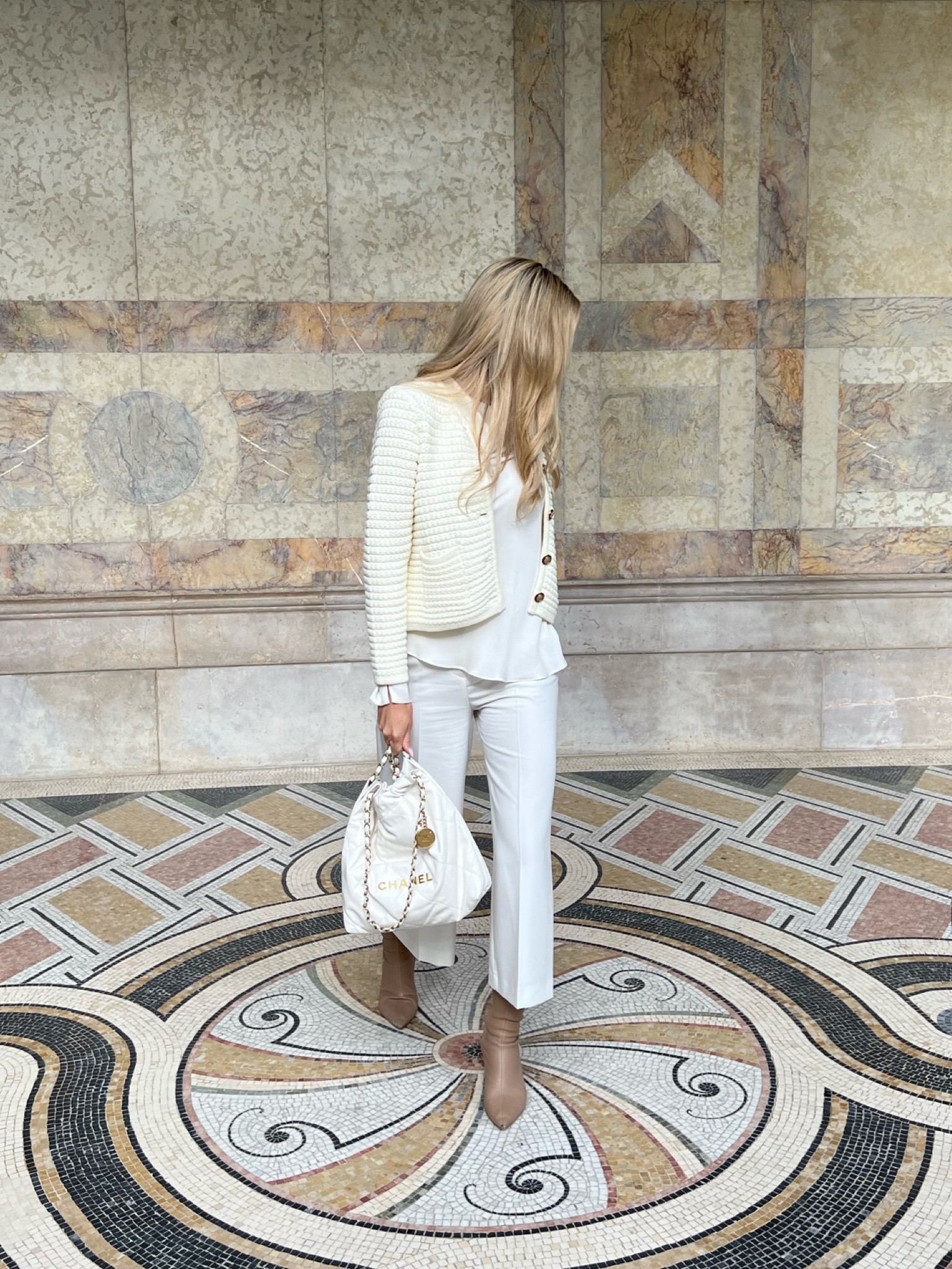 A beautiful creamy outfit for fall. The perfect chic cardigan for fall 🤍

#LTKeurope #LTKSeasonal #LTKstyletip