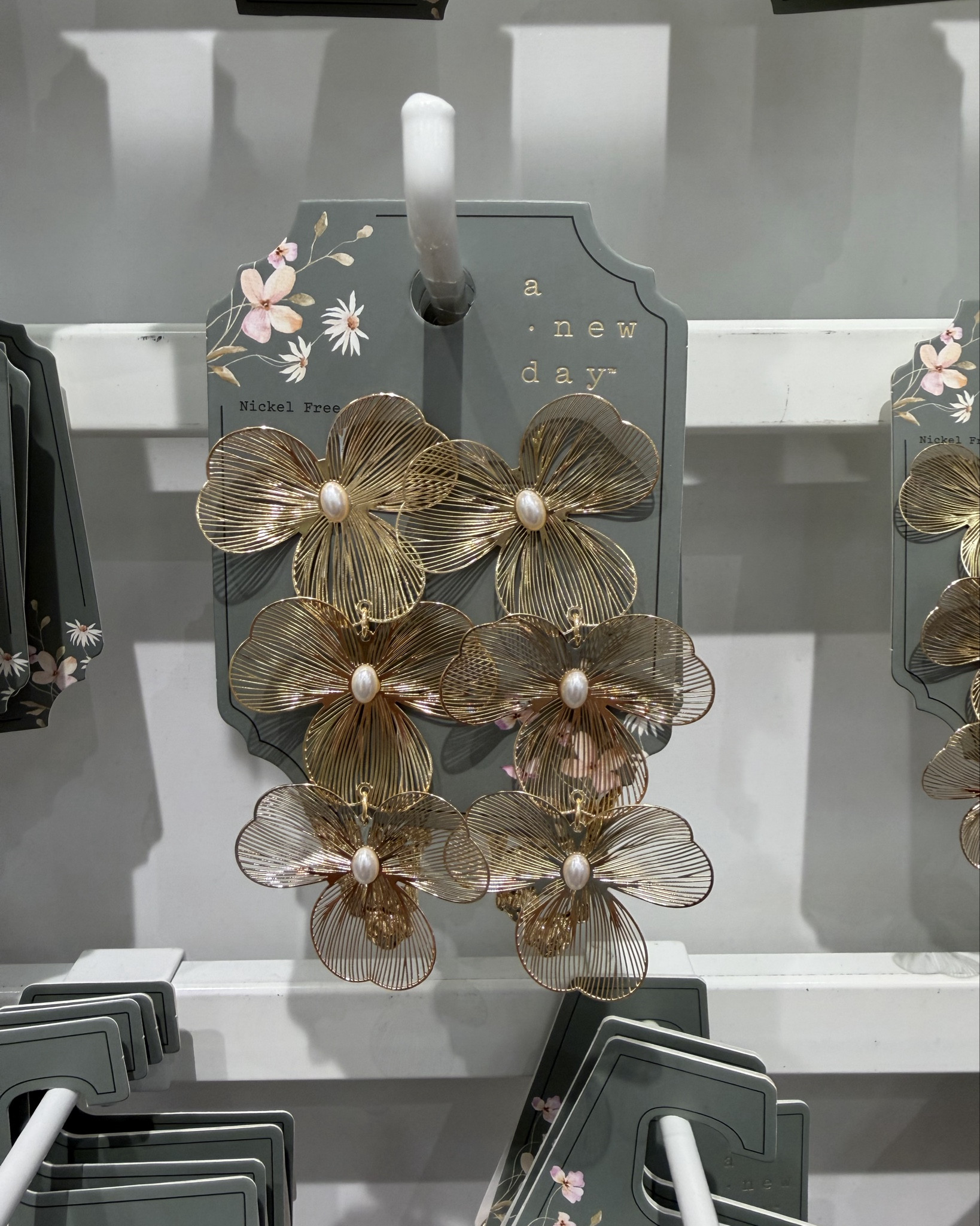 The cutest Target earrings I didn’t know I needed 🤍✨

Floral, pearls, statement… they seriously look like boutique pieces but under $15.

Perfect for spring outfits, weddings, brunch, vacations, or just elevating a simple look.

I’m loving anything gold + floral + feminine right now and these are IT 🌸

Which pair is your favorite??

#LTKJewlery 
@Target 


#LTKSeasonal