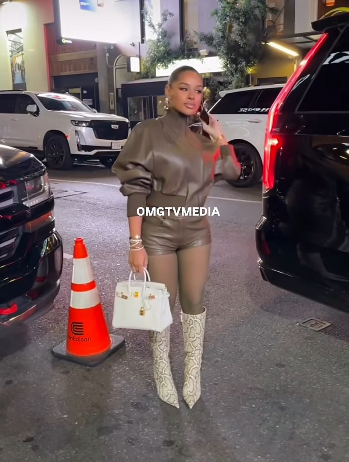 Lataina in Norma Kamali