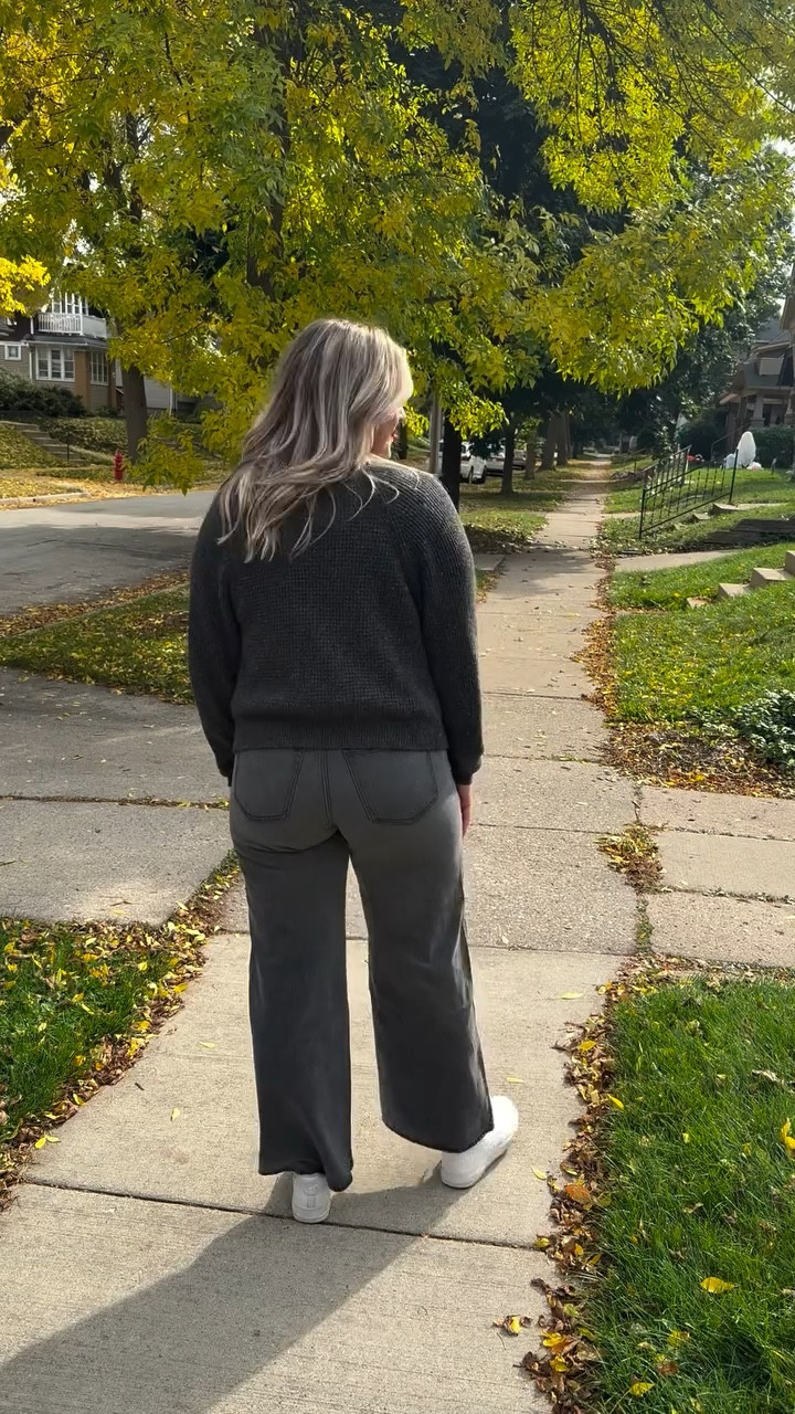 Serving 90s energy, but make it tall girl coded 🩶

#tallgirlapproved #therealtall #talldenim #baggydenimera #tallgirlfinds #tallgirl #tallgirls #tall #tallstyle #longlegs #teamtall #ootd #fashionfortallgirls