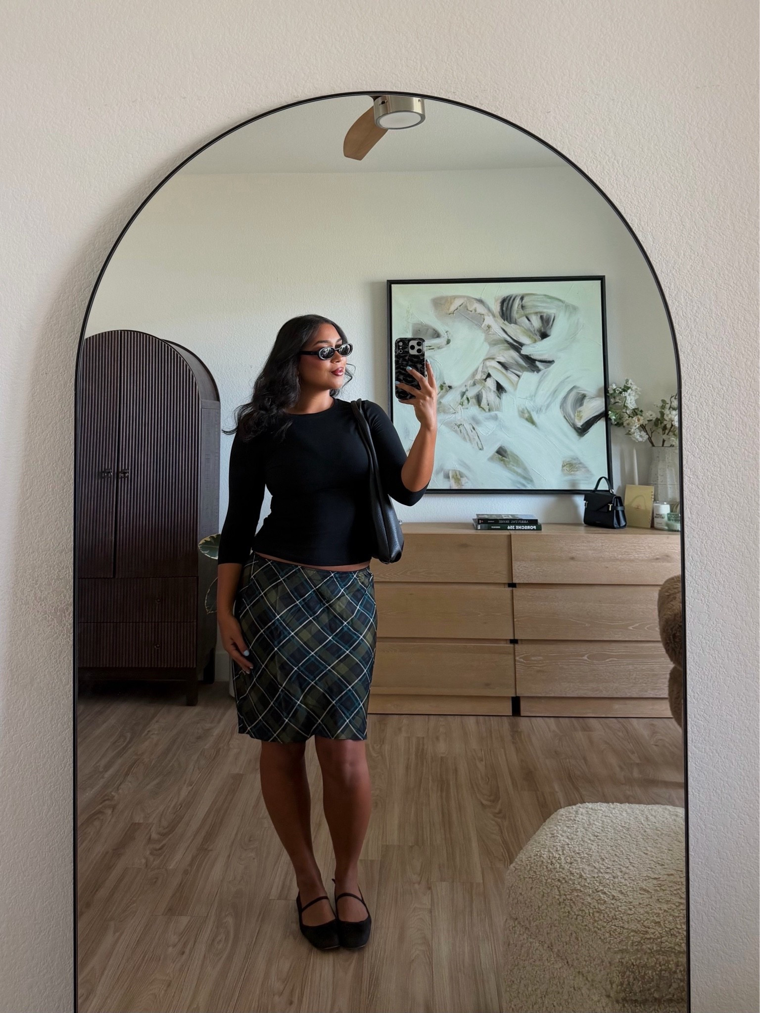 fall outfit of the day🖤 in love w/this midi skirt from @Madewell (wearing a US 10, stretchy/ runs true to size) // top is Amazon (wearing a M, runs true to size)