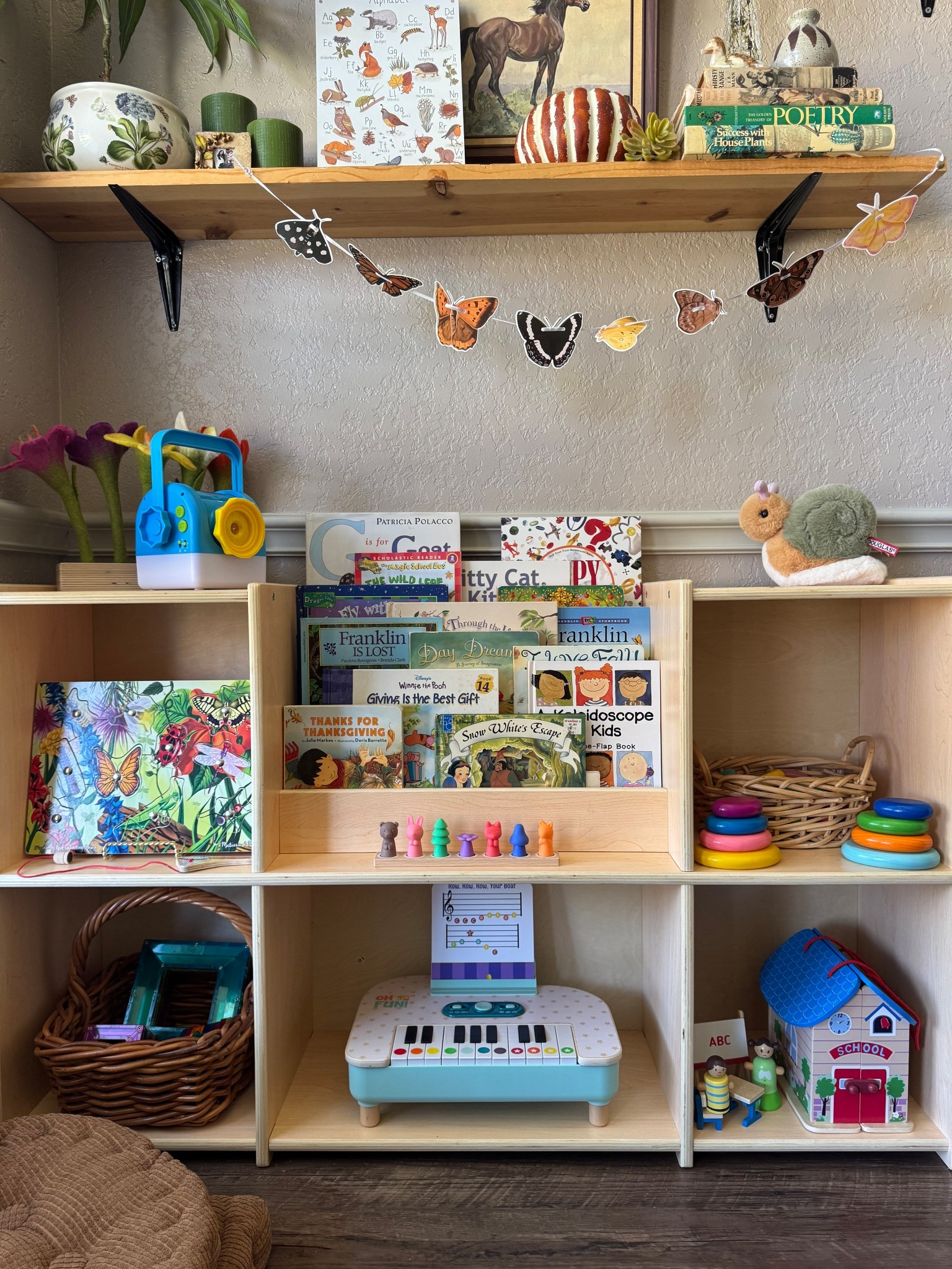 This week’s toy rotation is all about imagination + hands-on learning 🌿
#toyrotation 
#openendedplay 
#toddlerplayideas 
#playroominspo 
#cozymomvibes 
 
