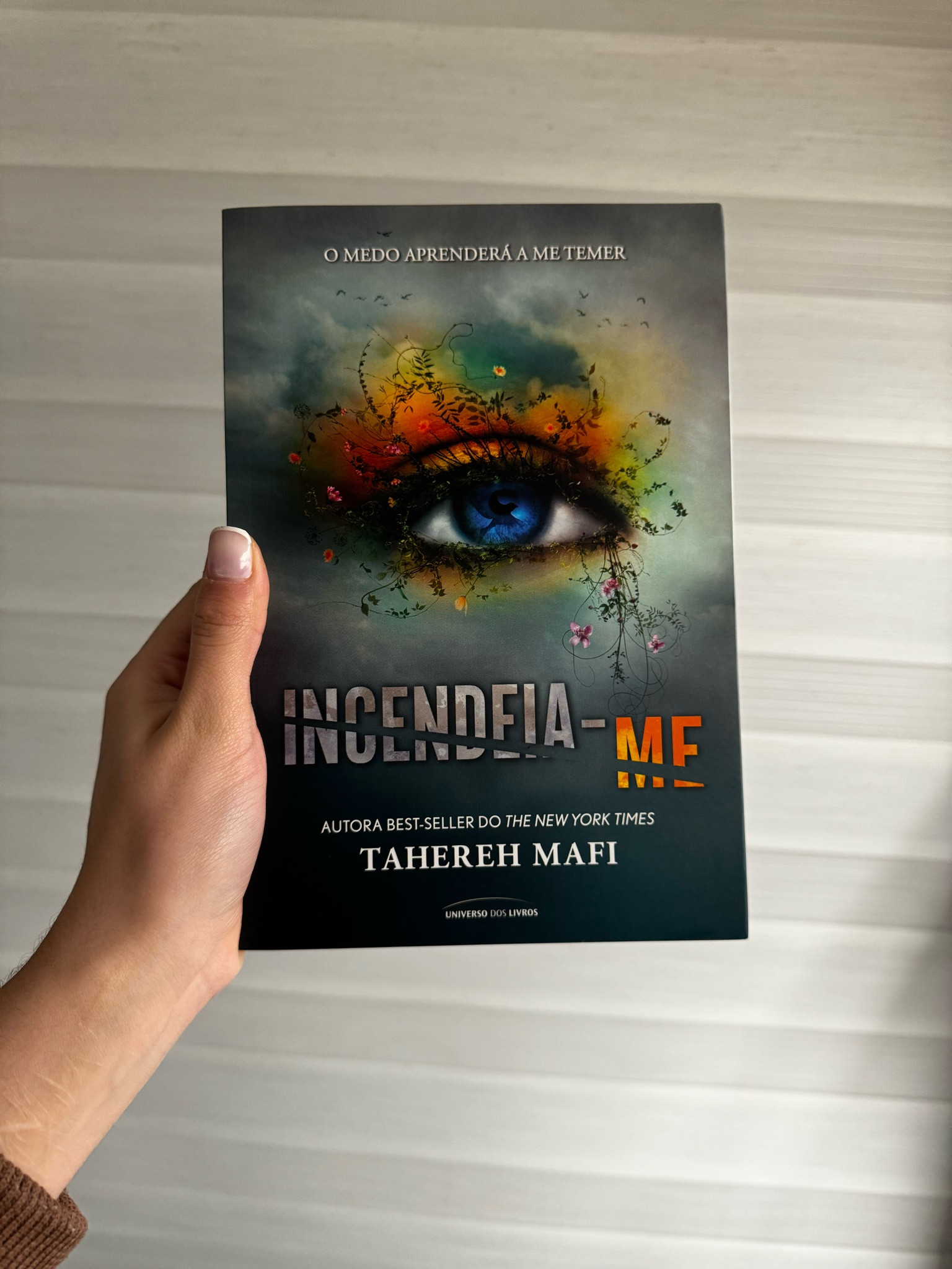 Incendeia-me - Tahereh Mafi - 448 páginas 

Avaliação: ⭐️⭐️⭐️⭐️⭐️ 

Mai um livro da série Estilhaça-me, continuação imperdível dessa história envolvente!!! 

SINOPSE 
“Todos aqueles com quem Juliette já se importou podem estar mortos. A guerra pode chegar ao fim antes de sequer ter começado. Ela é a única resistência no caminho do Restabelecimento e sabe que, para sair viva, o Restabelecimento não pode viver.
Todavia, para derrubar o sistema e o homem que quase a matou, Juliette precisará da ajuda justamente de uma pessoa em quem pensou que jamais poderia confiar. E, conforme a dupla trabalha junto para derrubar o inimigo, ela descobre que tudo o que pensou saber – sobre Warner, sobre suas habilidades e até mesmo sobre Adam – estava errado.”


#LTKgiftguide #LTKover50style #LTKstyletip