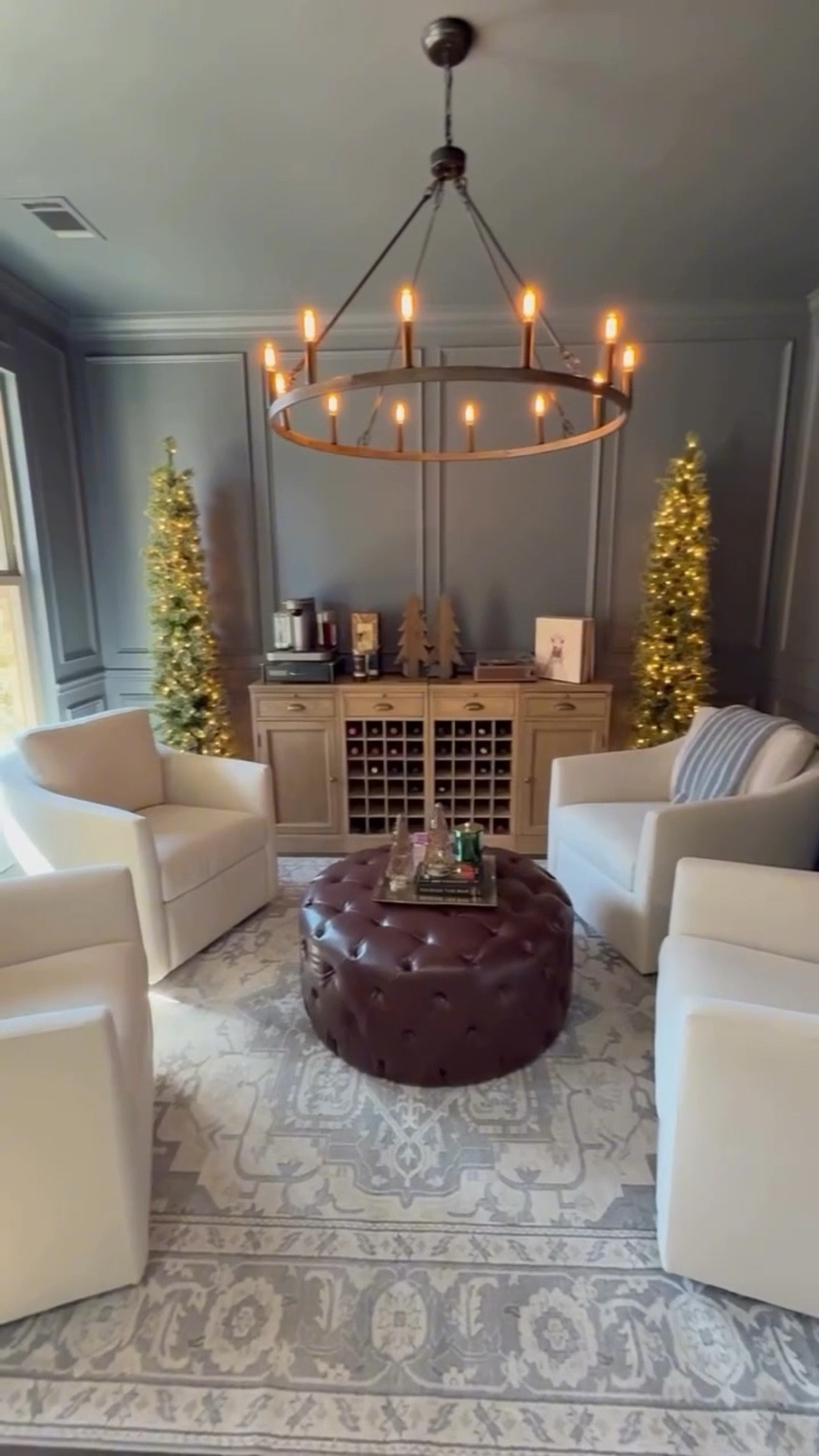 Peak a boo!!!! 🤭 That’s a wrap on Thanksgiving, here comes Santa! ♥️⭐️#christmas #vibes #holiday #holidayseason #christmastime #almostdecember #hohoho #getdecorating #ohchristmastree #householddecor #householdessentials #georgiahomes #georgiarealestate #blackfriday #friday #reels #igreels