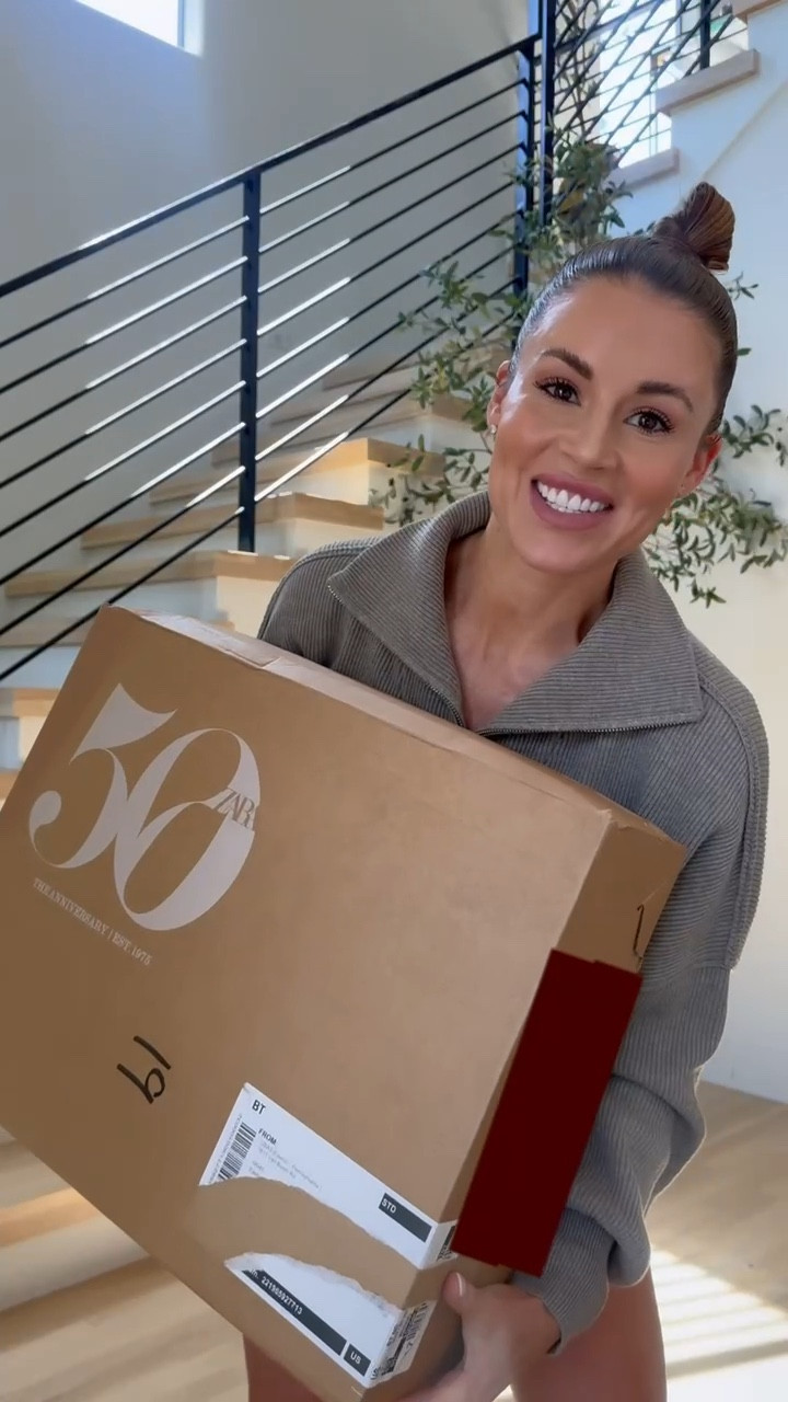 New Zara haul! Tons of cute summer outfits 

Summer travel 
Summer outfits 
Summer dress
Italy outfits 
Vacation dress
Vacation outfits
Zara jeans
Zara haul 

#LTKStyleTip #LTKFindsUnder100 #LTKSeasonal