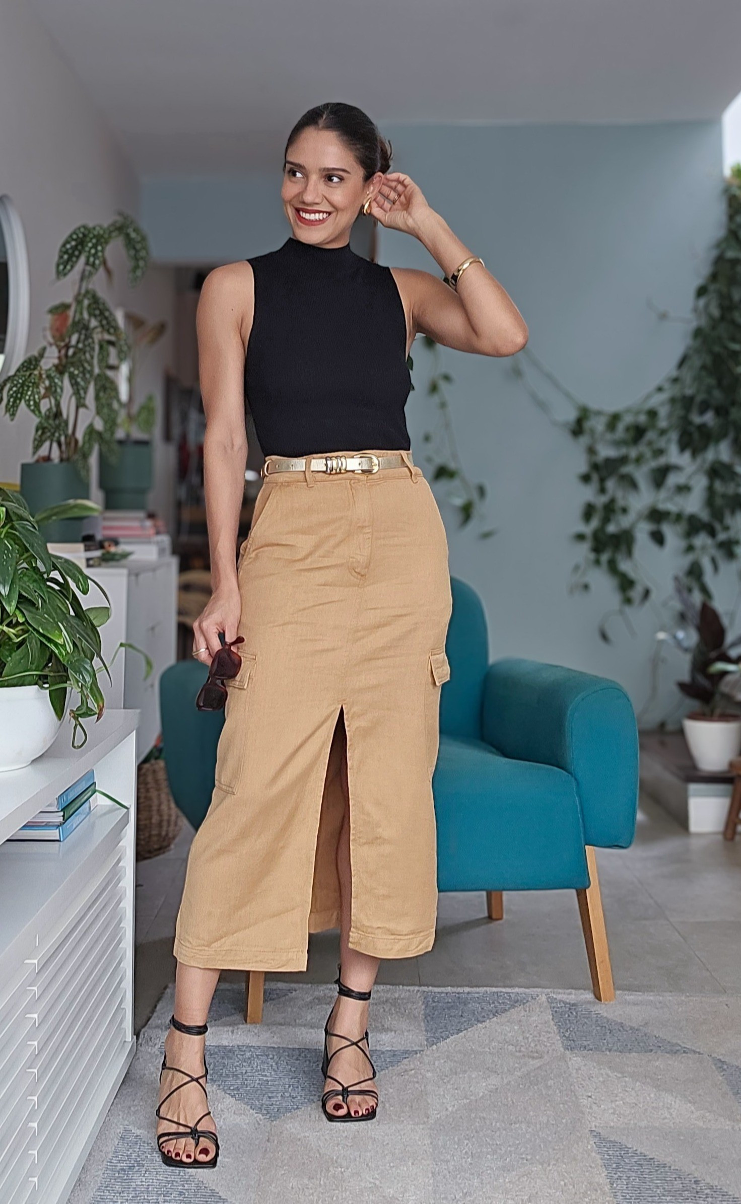 Look casual em cores neutras, preto e caramelo.A sandália marcada é um modelo similar

#LTKdicadeestilo #LTKestilo50+