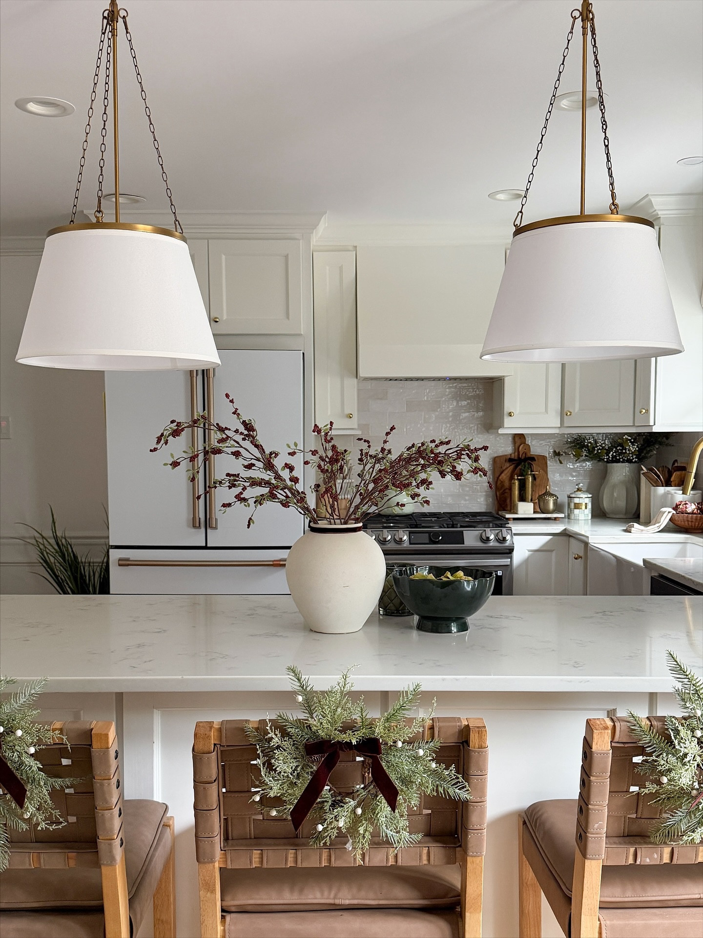 Sharing this week’s favorites with a little sneak peek of our kitchen holiday styling..warm, cozy, and simple touches that make the house feel magical again for the holidays. 😍

I also rounded up a few of our go-to gift ideas and winter finds we’re loving around the house.



modern organic home | cozy holiday kitchen decor | neutral holiday decor ideas | winter home styling | weekly home favorites

#LTKSaleAlert #LTKHoliday #LTKGiftGuide