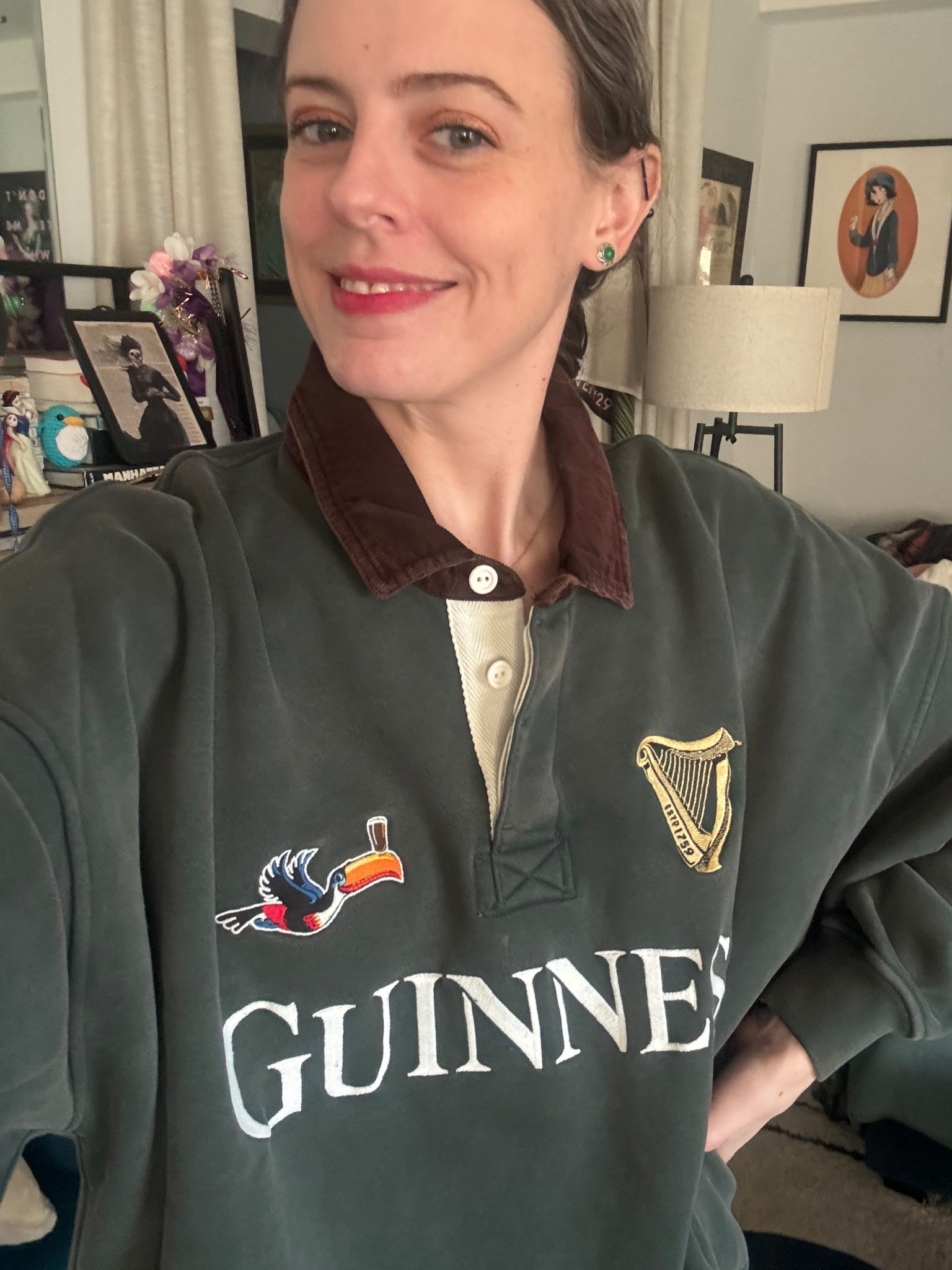 It’s men’s small but it’s cropped so it fit perfectly oversized 