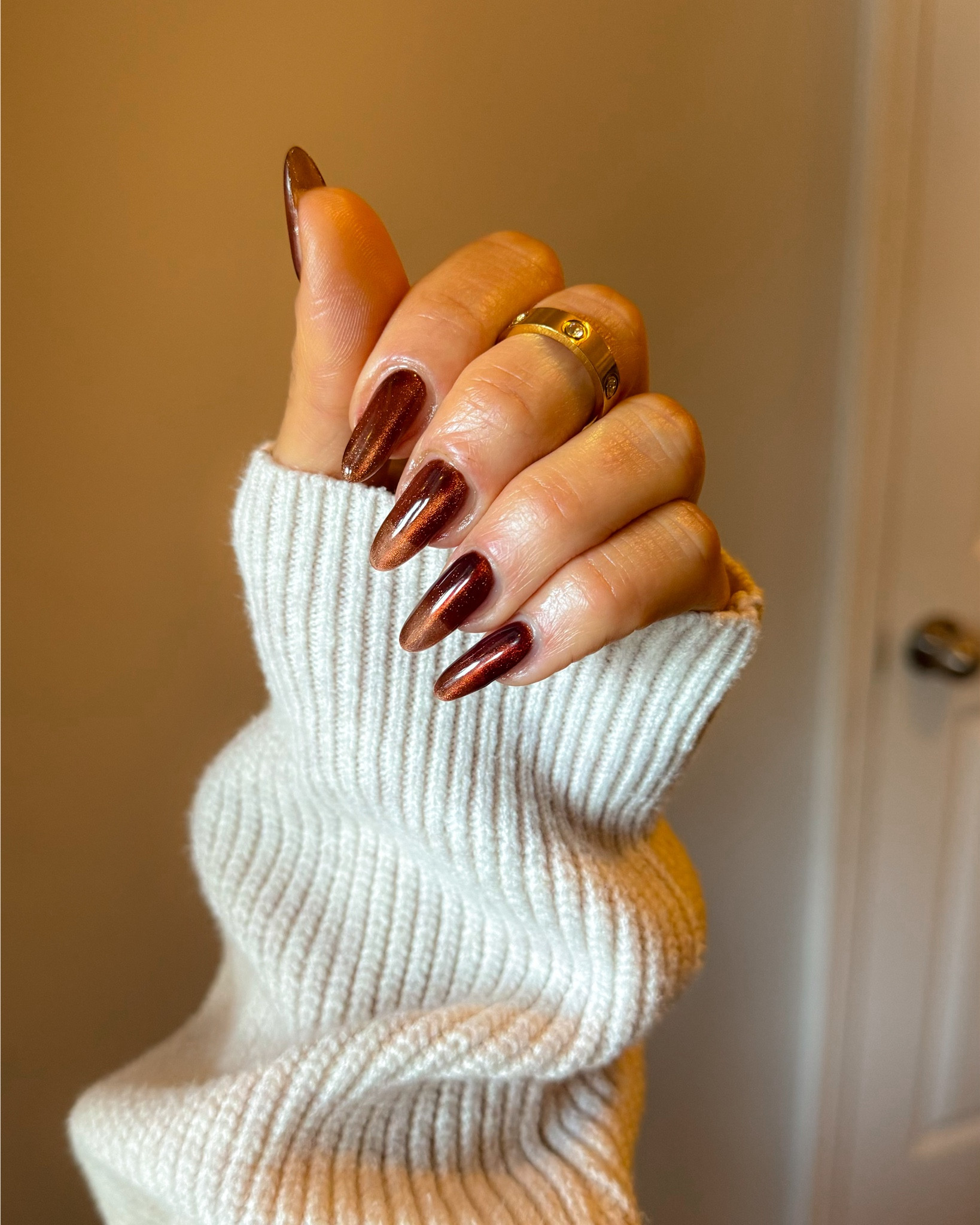 🍂FALL FRESH DIY SET ☕️ coining this one as “DARK ROAST w/SUGAR ✨ “🤎
**1 coat ICEGEL 1154 magnetic polish ( closest to gold as I had! ) - held magnet in center to create vertical line ( like a coffee bean / aka cat eye ) 
CURE
** 1 coat GUOY JELLY POLISH 1627 
CURE
** 1 coat shiny top coat 
CURE 
(Photo w/o flash, video w/ flash ) 
#fallnails #diynails 


#LTKFallSale #LTKSeasonal #LTKBeauty