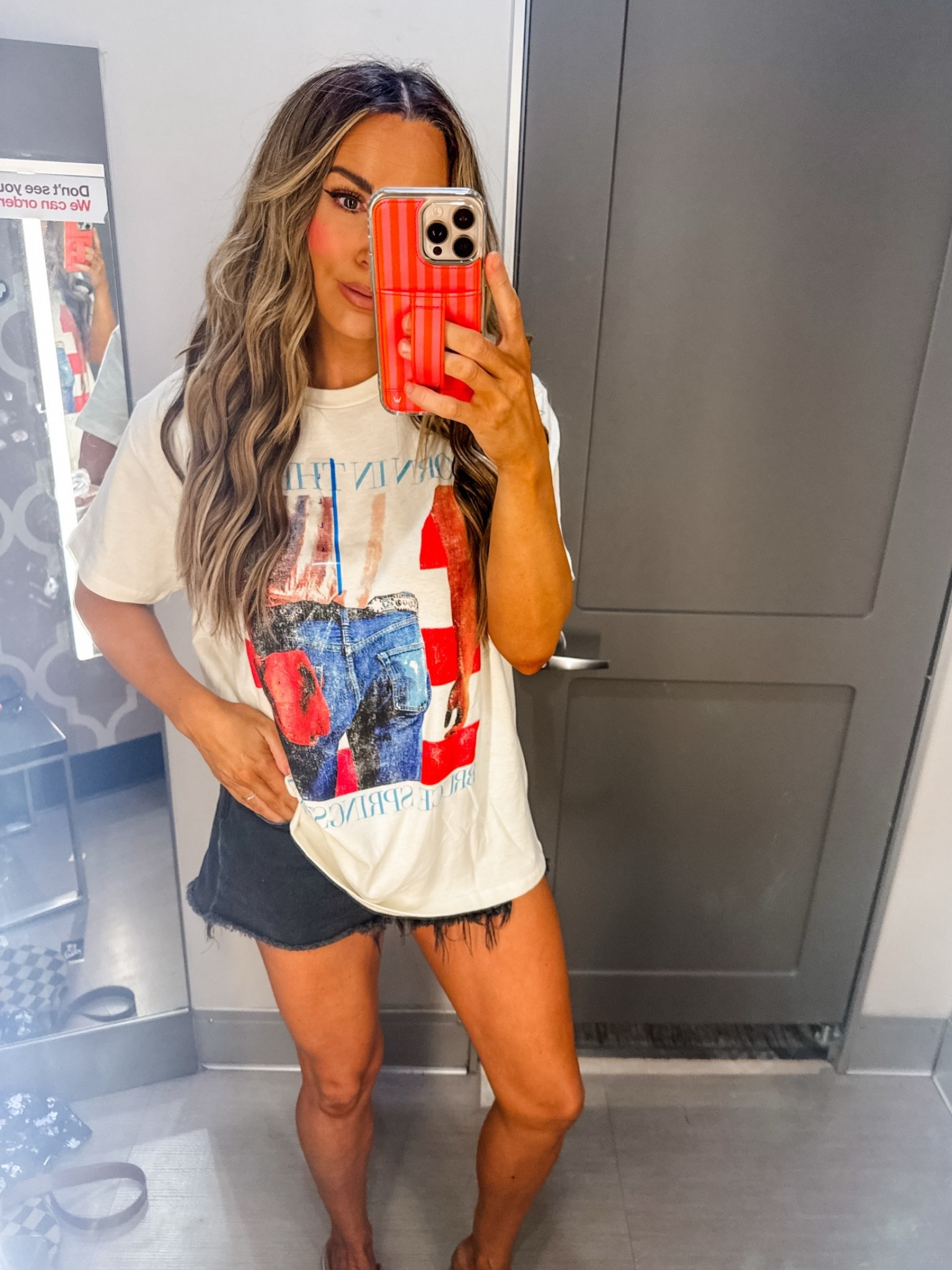 Graphic tee size large
Runs oversized

#LTKOver40 #LTKSeasonal