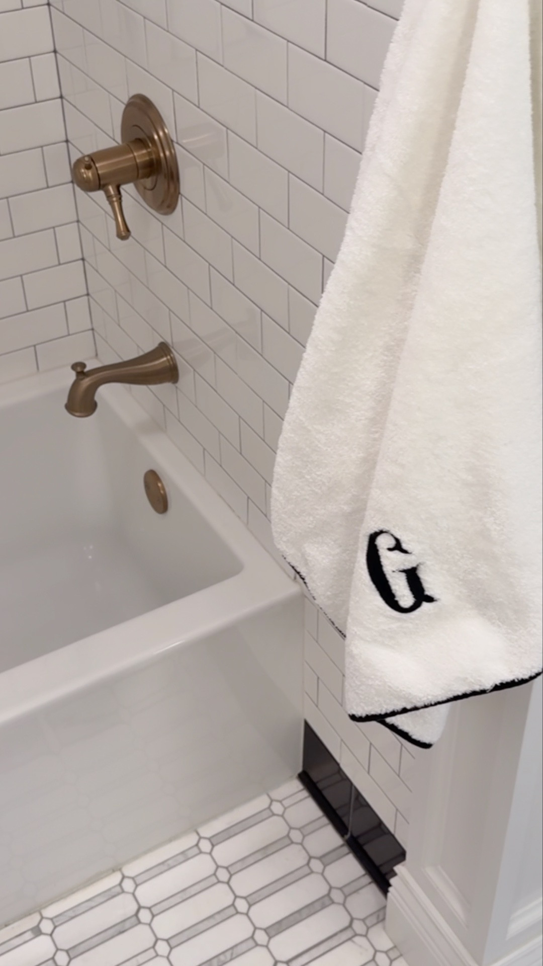 Monogrammed towels with a piped edge for that extra detail… I love Weezie!

#LTKHome