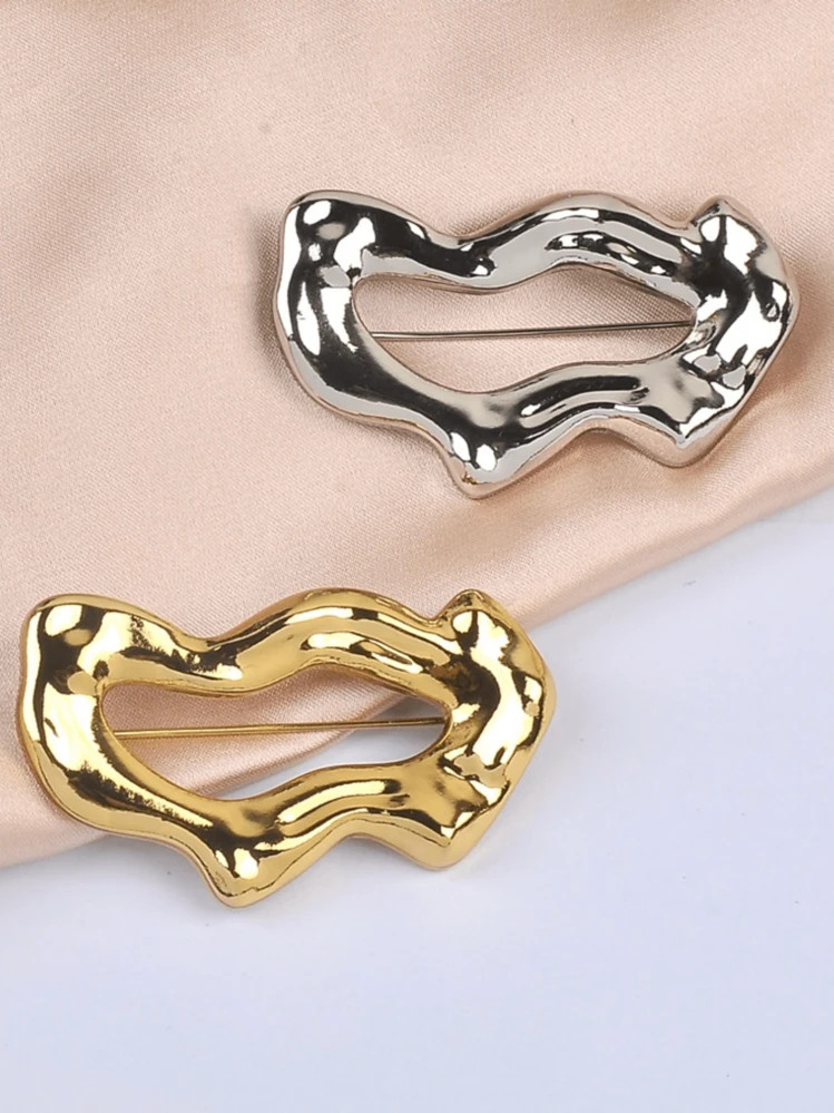 1pc Fashionable Lip-Shaped Brooch Pin, Chic And Glamorous Finish, Great Accessory For Sweaters, S... | SHEIN