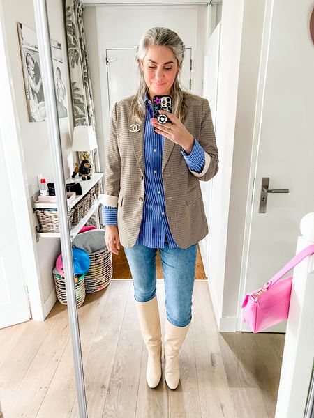 Outfits the week

Casual Friday, running errands. First stop, hairdresser 💇🏼‍♀️ hence the wet hair. 

Wearing my favorite neutral plaid blazer (M), paired with a blue striped button down shirt (L), skinny jeans and knee high beige boots with a stacked heel. 

#LTKeurope #LTKstyletip #LTKcurves