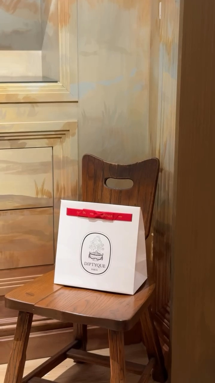 Want to make your home smell like a five-star hotel? These home fragrances will get the job done for under $100
Comment below your favorite candle brands so I can check them out. 💋
#homefragrance #candles #homedecor