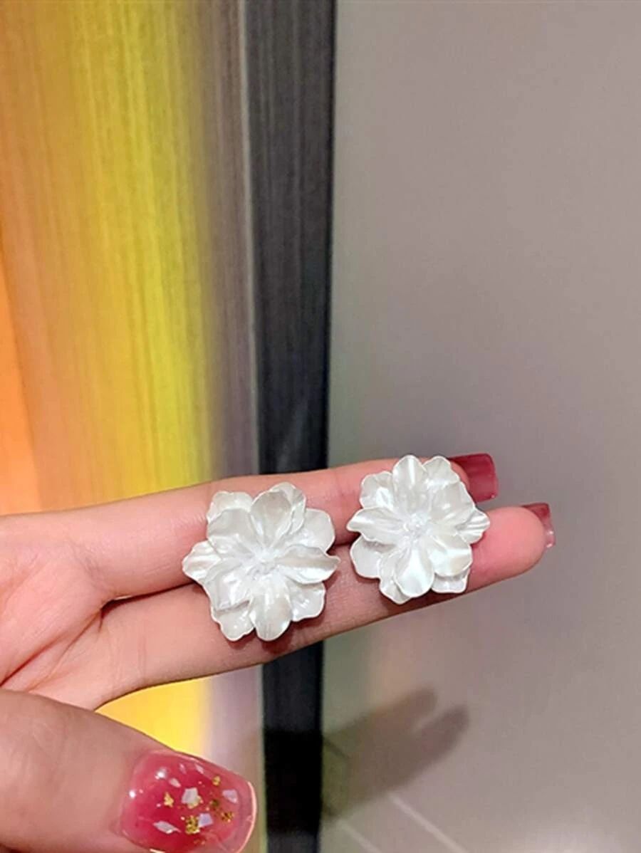 Flower Design Stud Earrings  SKU: sj2302288824666517(1000+ Reviews)$0.88$1.10-20%Limited Stock15%... | SHEIN