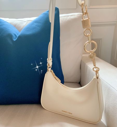 Charles & Keith Lock & Key Chain handle Trapeze bag.

Why do I love this bag? 

1. Zip closure ( very important!)
2. Comes with adjustable and detachable chain - so u can carry the bag as a clutch 💕
3. This cream shade and gold chain just looks perfect togetherrrr 😍

#LTKitbag #LTKMostLoved #LTKfindsunder100