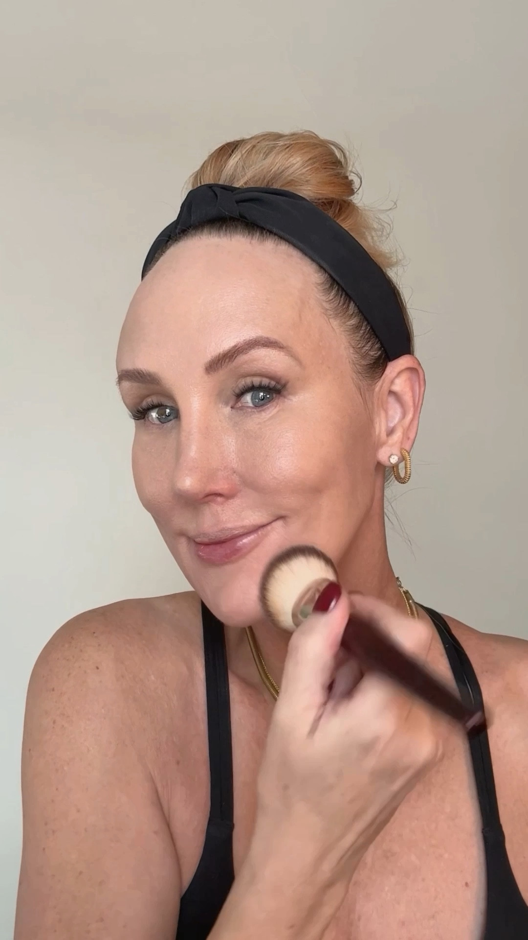 How to get beautiful foundation over 40 ❤️ 

#makeuptip #makeup #makeupover40 #makeupformatureskin #foundationroutine 