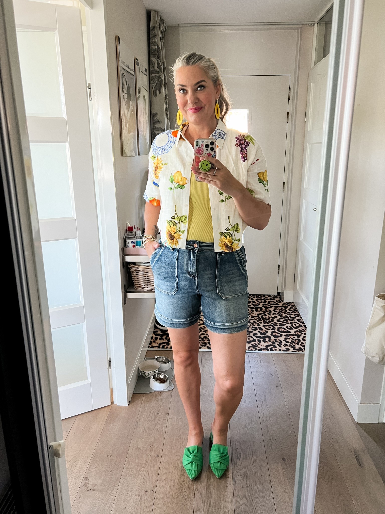  Ootd - Saturday. A linnen blend Witrus print cropped blouse over a yellow tank top (H&M, ly) paired with denim shorts (Norah, ly) and green Vivaia slip ins. 



#LTKnederlands #LTKspring #LTKeurope