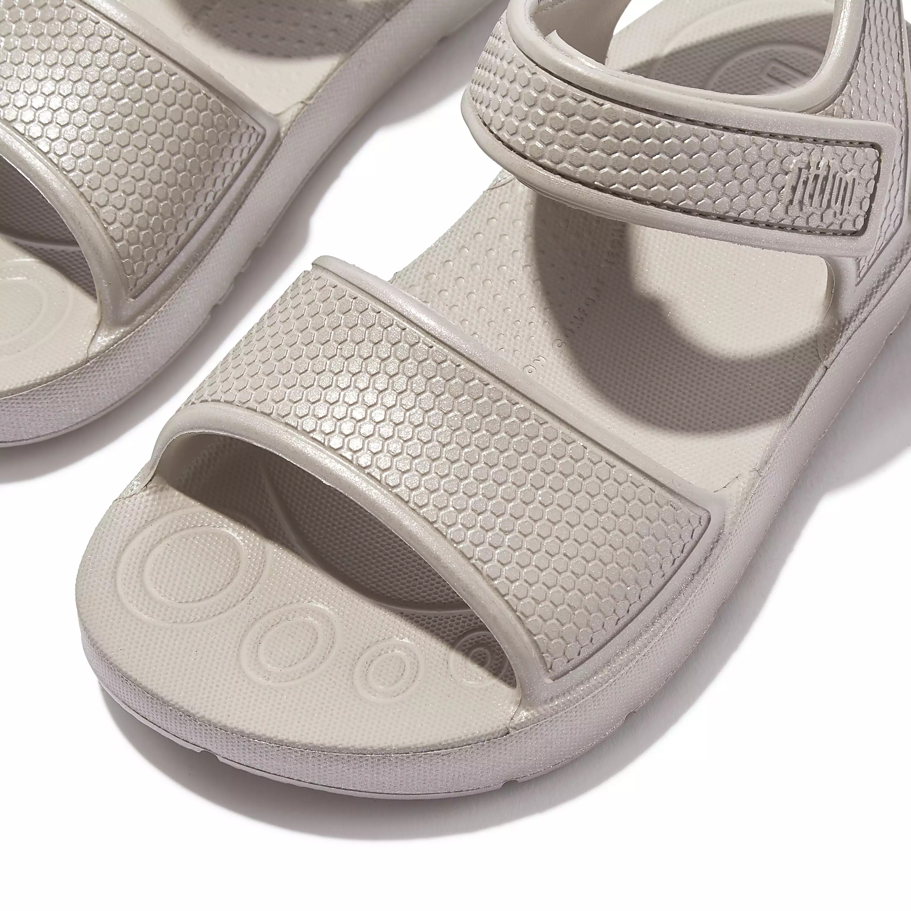 iQUSHION KIDS Toddler Shimmer Ergonomic Back-Strap Sandals | FitFlop (UK)