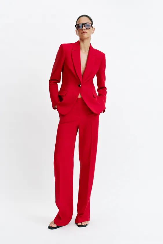 TAILLIERTER BLAZER MIT SCHULTERPOLSTERN | Zara DE
