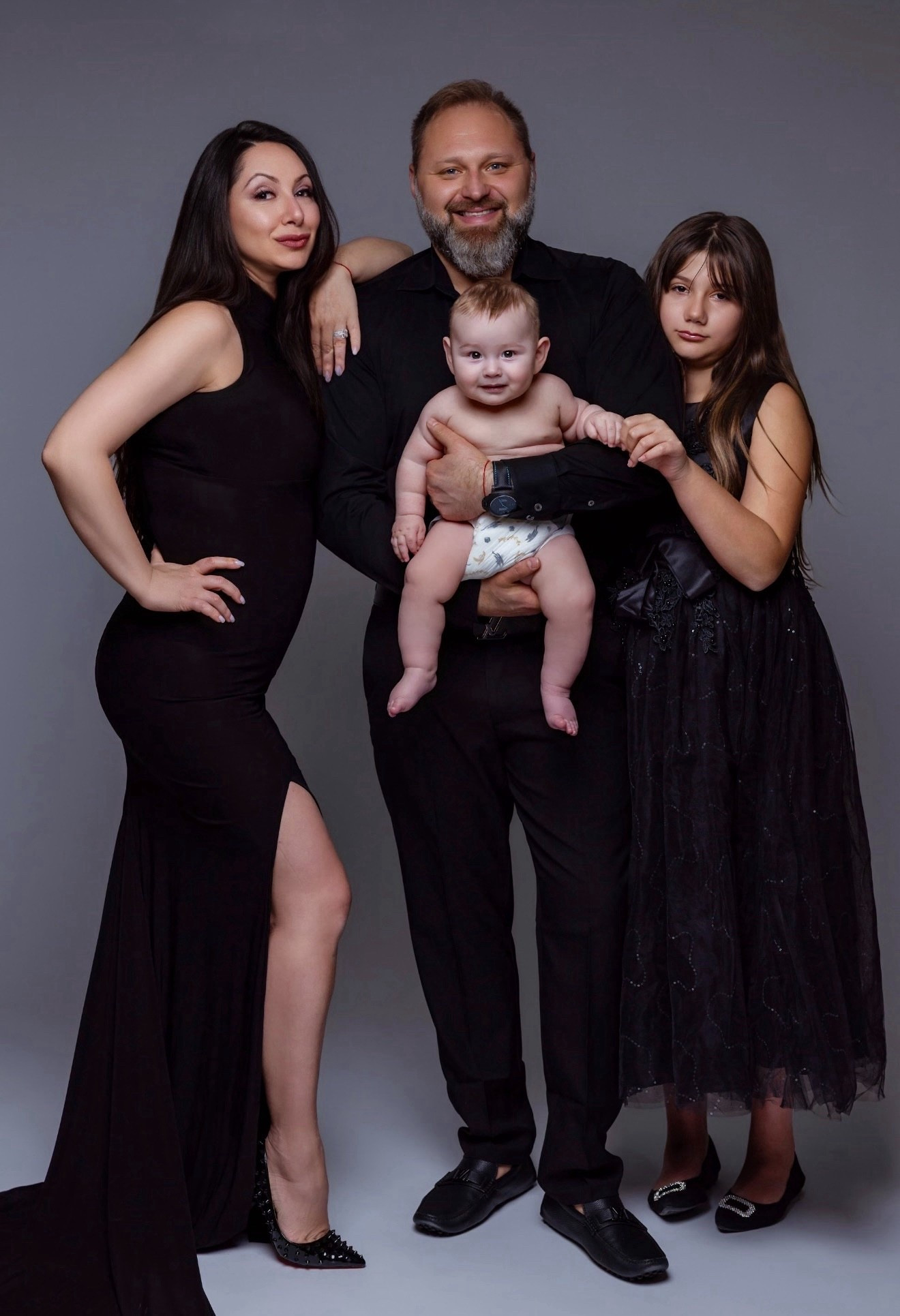 Some looks never go out of style. 🖤 Finding a dress that feels both sophisticated for a formal shoot and comfortable enough to move in isn't always easy, but this floor-length black gown nailed it.
The high slit adds just the right amount of "wow" factor while keeping it classic. If you have a gala, a wedding, or family photos coming up, this is the one!

#LTKWedding #LTKBeauty #LTKMidsize