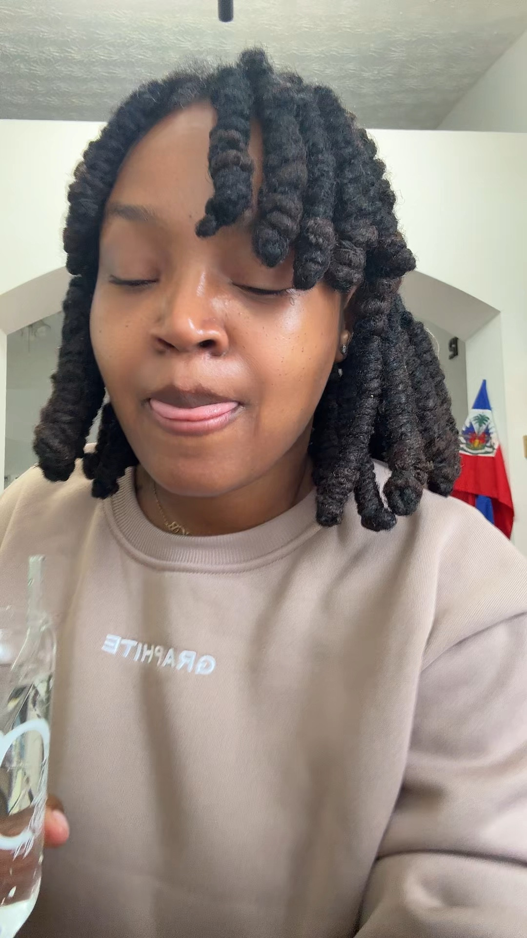 Here are the Top 5 Benefits of Liquid Chlorophyll 💚

1️⃣ Supports Gut Health & Digestion
Liquid chlorophyll may help support regular bowel movements and overall digestive balance. Many people notice it helps keep things moving when taken consistently.

2️⃣ Internal Deodorizer
Chlorophyll is known for helping reduce body odor from the inside out. It has natural deodorizing properties that may support fresher breath and overall freshness.

3️⃣ Supports Skin Health
Because of its antioxidant properties, chlorophyll may help support clearer, healthier looking skin. Many people add it to their routine as part of their glow up journey.

4️⃣ Antioxidant Support
Chlorophyll contains antioxidants that help fight free radicals in the body. This supports overall cellular health and wellness.

5️⃣ May Support Natural Detox Processes
While your liver does the detoxing, chlorophyll may support the body’s natural detox pathways by binding to certain compounds and helping the body eliminate them.

💡 Most people take it in water first thing in the morning on an empty stomach for consistency.

#LTKSpringSale #LTKselfcare #LTKmorningroutine