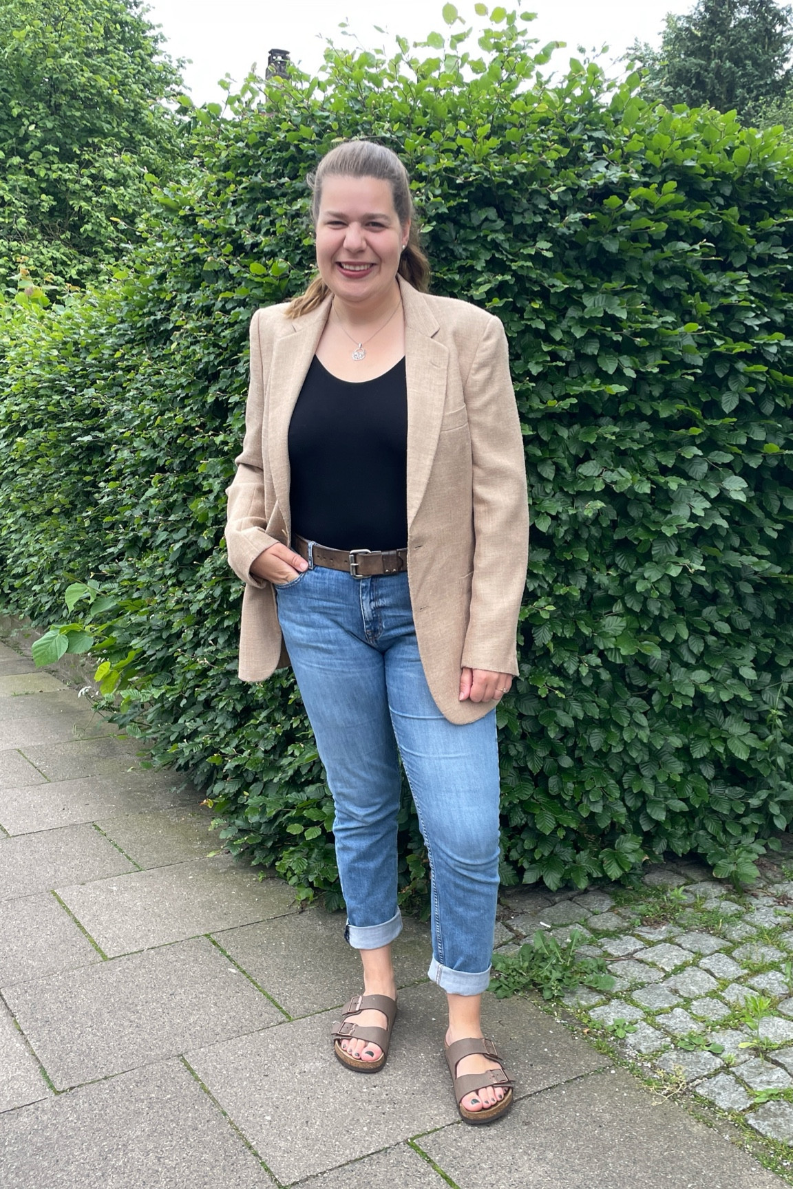 Hab mich in dieses Outfit schockverliebt - lange gestruggled um den Blazer schön zu kombinieren & endlich etwas gefunden 🤩

Hose: Armed Angels Größe 34/34 (bin 176cm)
Body: sehr alt von H&M (Gr 42), ähnlicher verlinkt
Blazer: vintage Christian Dior (gethrifted) - ähnlicher verlinkt 
Schuhe: Birkenstocks

#FairFashion #nachhaltige Mode


#LTKmidsize #LTKdeutschland #LTKcurves
