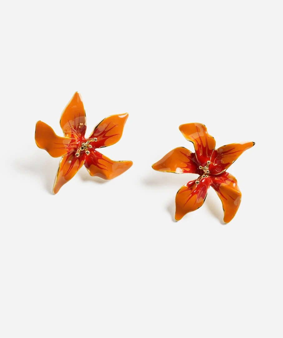 ORANGE ENAMEL HIBISCUS STUD EARRINGS | Sportsgirl