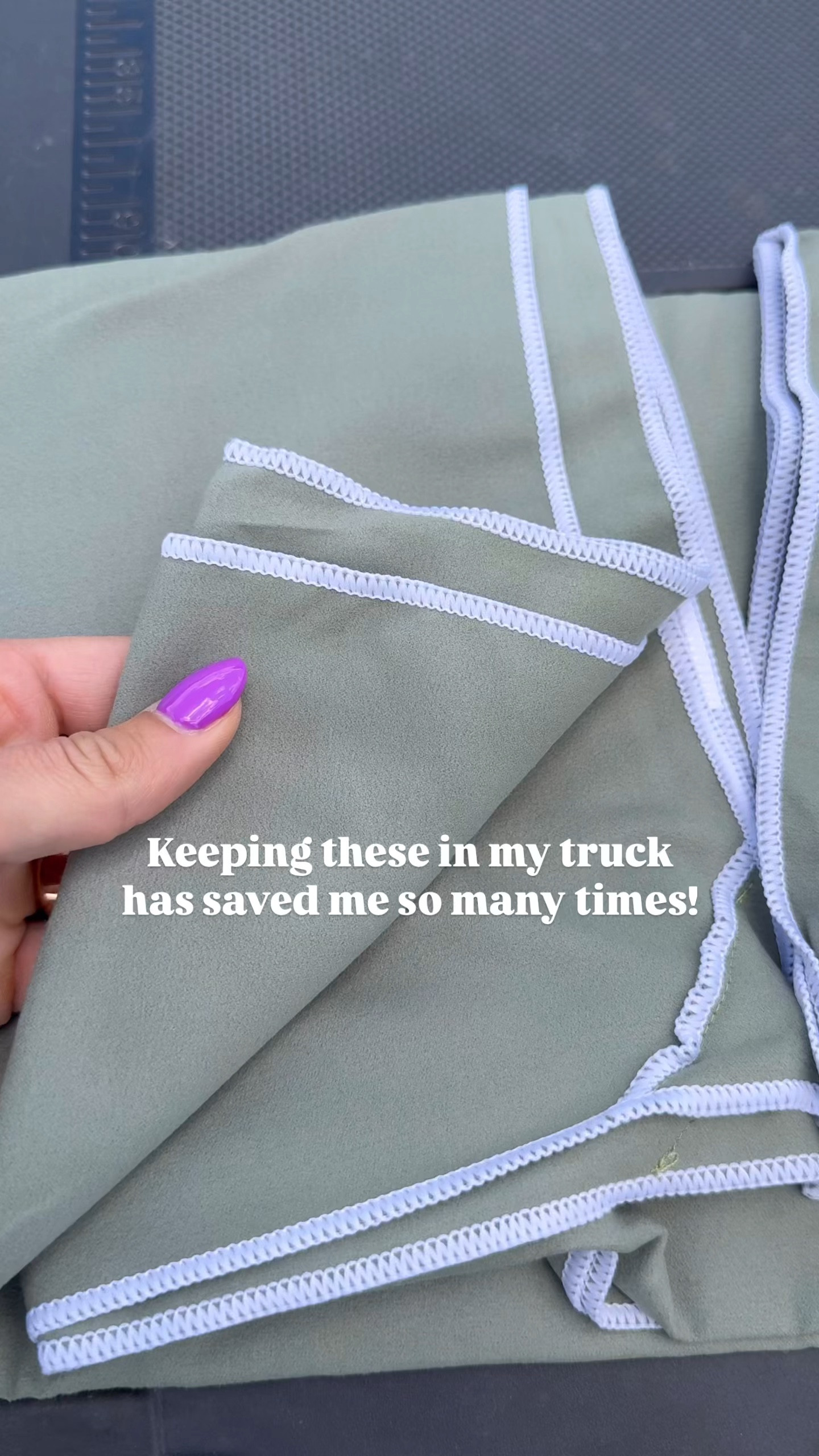 FOLLOW @littlehouseonalittleland  ✨
.
How many of us have asked a friend to hold up a towel while we changed clothes…or relieved ourselves? I know I’m not the only one! 😂 There have been many times in my life where a magnetic towel that I could stick onto my truck or wrap around my waist would’ve made some moments way less uncomfortable. These towels are lightweight and super absorbent which makes them perfect for drying after a swim! The magnets make it so easy to wrap up and go. You can even snap the towel around the headrest of your car to keep your seat dry on your way home, or hang them on a fence to dry without worrying about them blowing away 👏🏻
#pooltime #summermusthave #campinggear #magnetictowels #swimminggear #beachtowel 