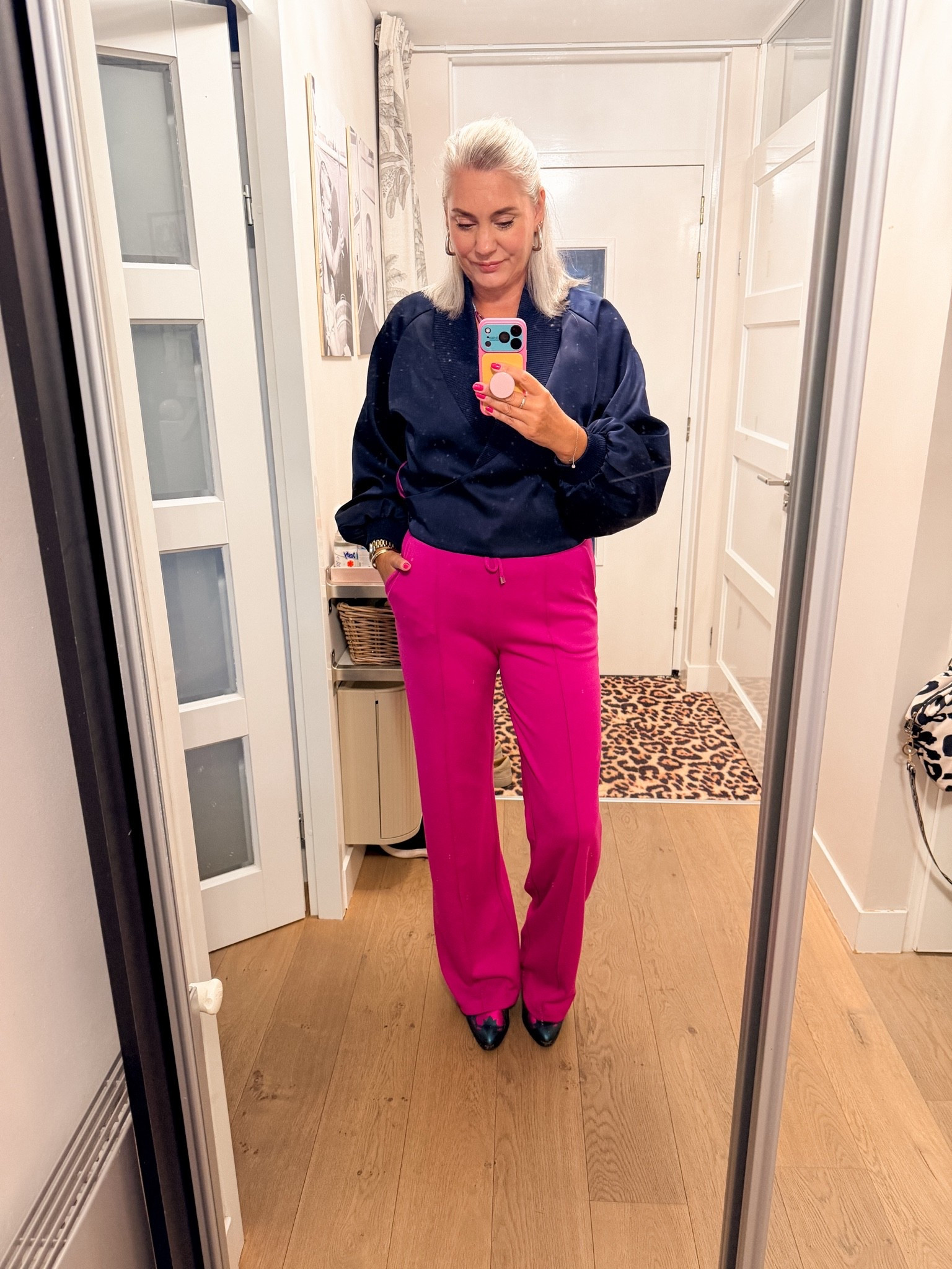 OOTD - Magenta broek (https://most-wanted-nl.mpic.link/6914295 maat M) met daarop een donkerblauw satijnen blouson van Shoeby van vorig jaar. Laarzen zijn oudjes van DWRS en de oorbellen van Hema.