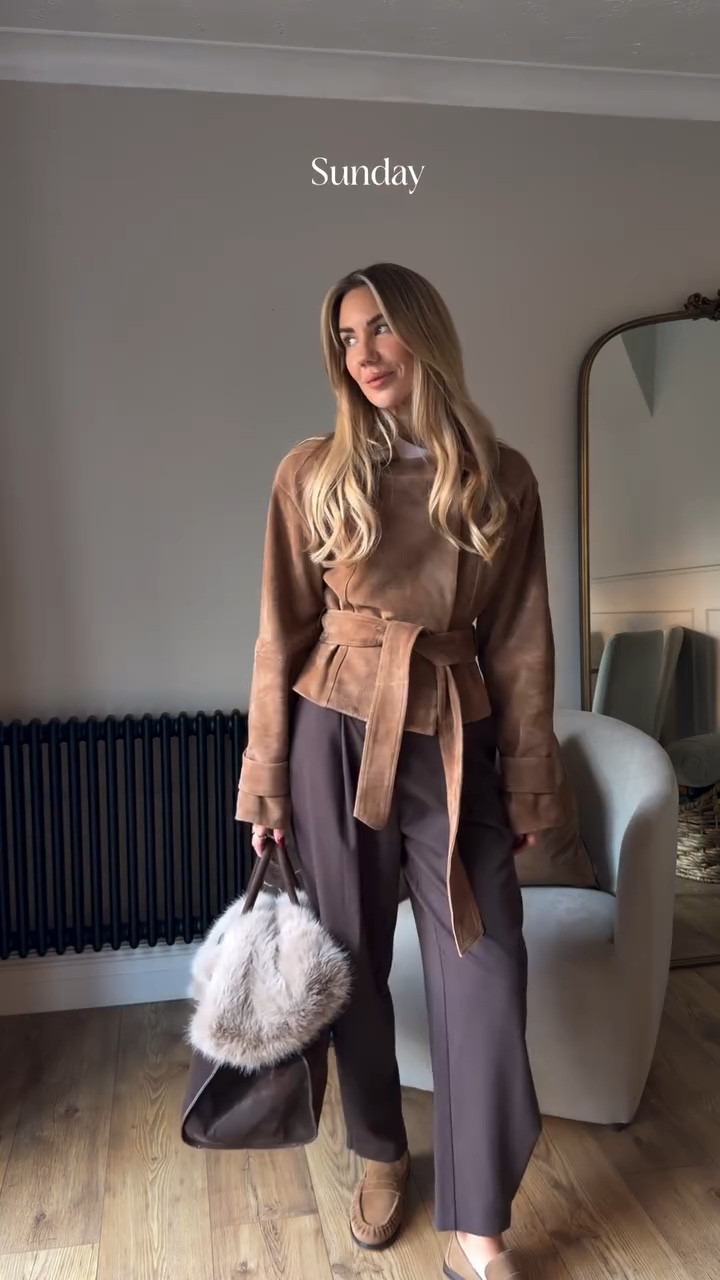 Seven days of effortless outfits 🤍

If your outfits ever feel too plain, try this:
• Keep the palette neutral
• Balance volume (wide leg bottoms = fitted or tucked top)
• Add one structure piece (blazer/trench)
• Finish with simple jewellery

Save this for inspo when you have nothing to wear 💫