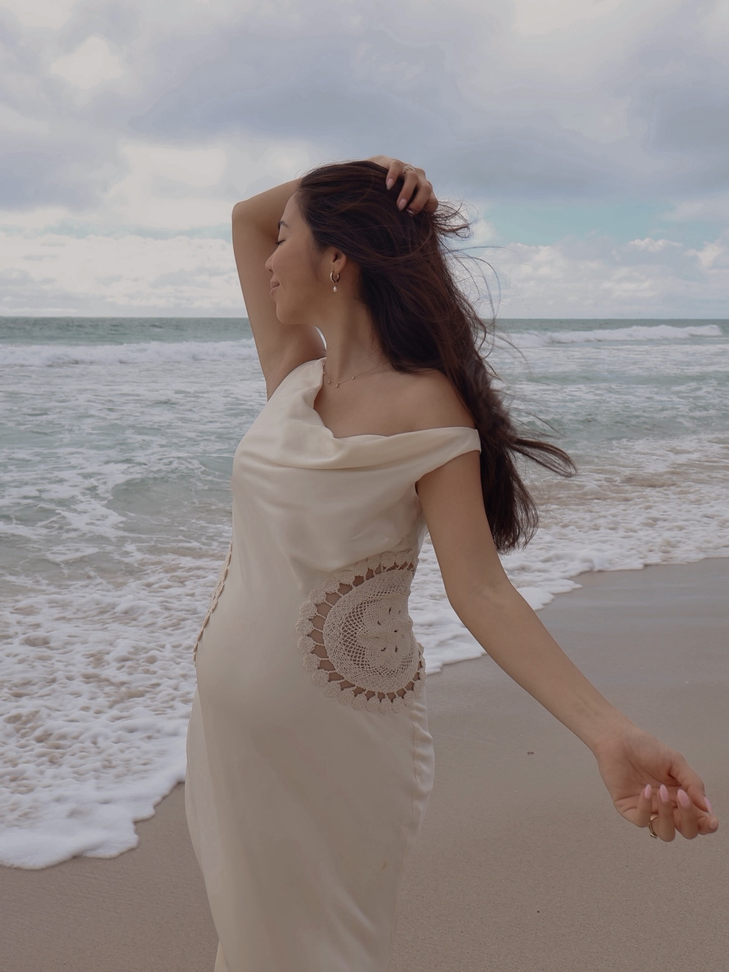 forgot to book a maternity shoot for our babymoon… so me, the hubby, and some fellow babymooners stepped in 🤍🌊 

dress size: small 

#maternitydress #babymoondress #bumpfriendly #maternitypictures