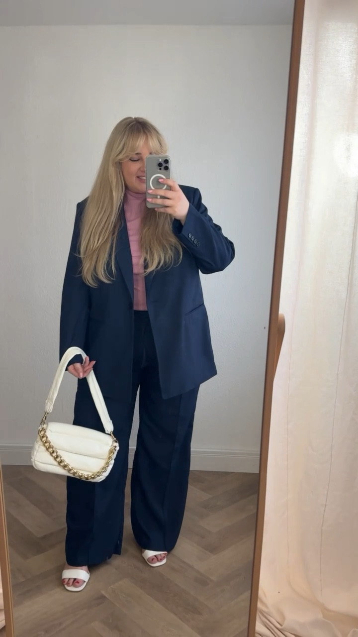Hosenanzug in dunkelblau 💙💗

20% sparen mit dem Code: OSTERN26 
nur bis 6.4. einmalig pro Kundin in der App bei Bon Prix einlösbar

#plussizefashion #anzug #blazer


#LTKplussize #LTKdeutschland #LTKspring