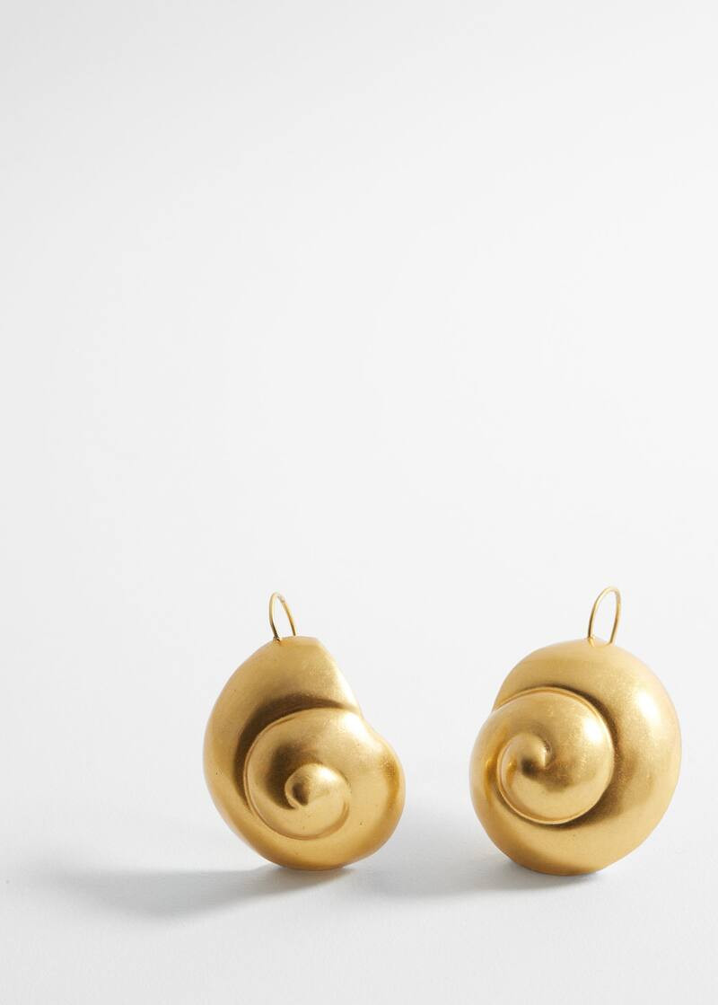 Metallic shell earrings -  Women | #tiendas.nombre.cabecera.she United Kingdom | MANGO (UK)