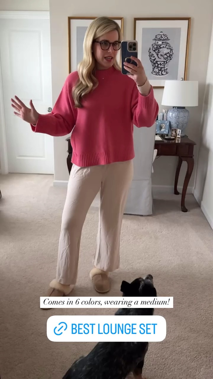 Comes in 6 colors, wearing a medium!